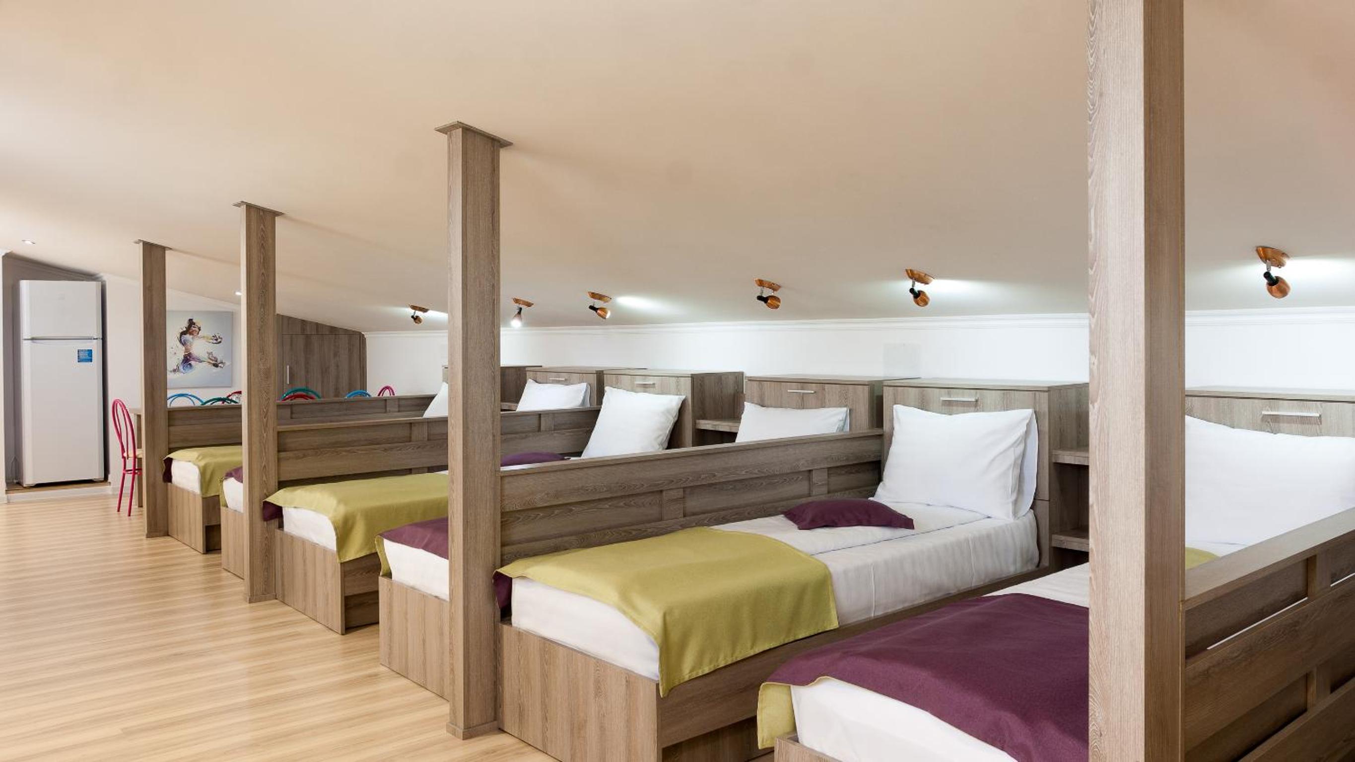 6-Bed Mixed Dormitory Room photo 2