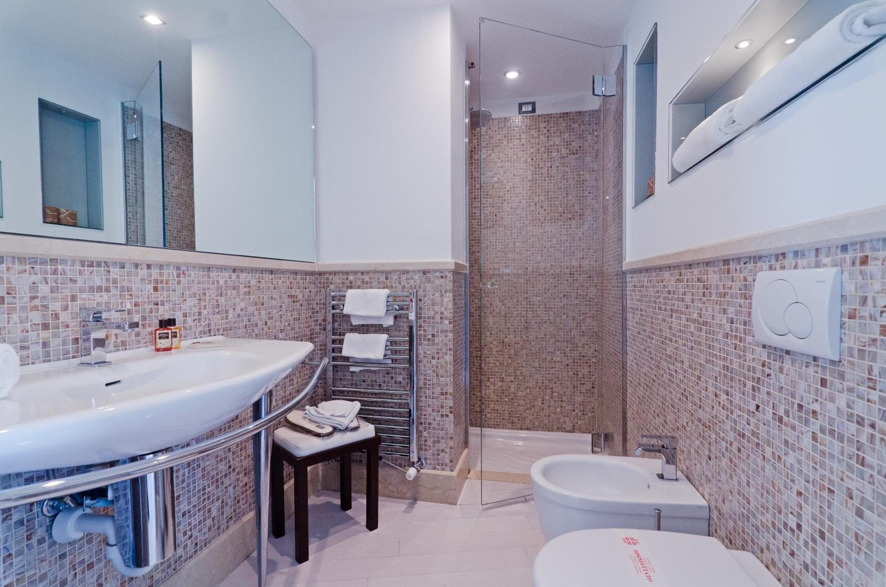 Suite with Balcony - Photo 4