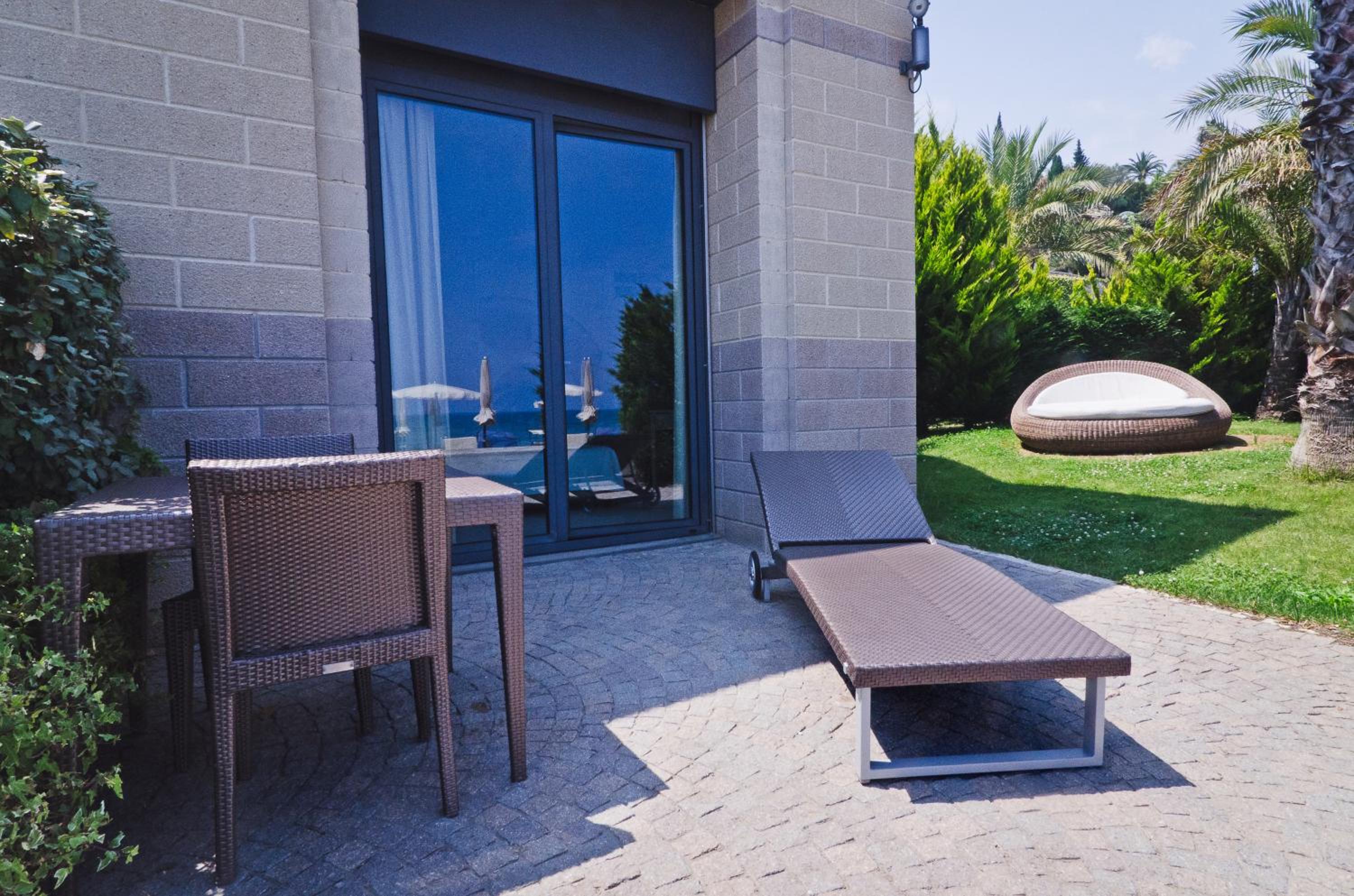 Corner Deluxe Double Room with Private Garden with Sea View - Photo 4