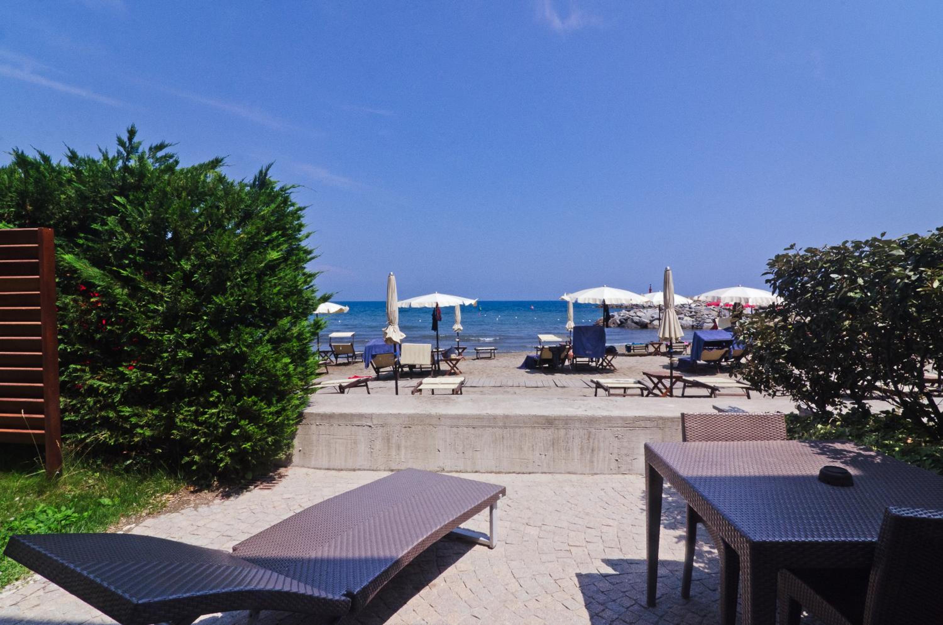 Corner Deluxe Double Room with Private Garden with Sea View - Photo 6