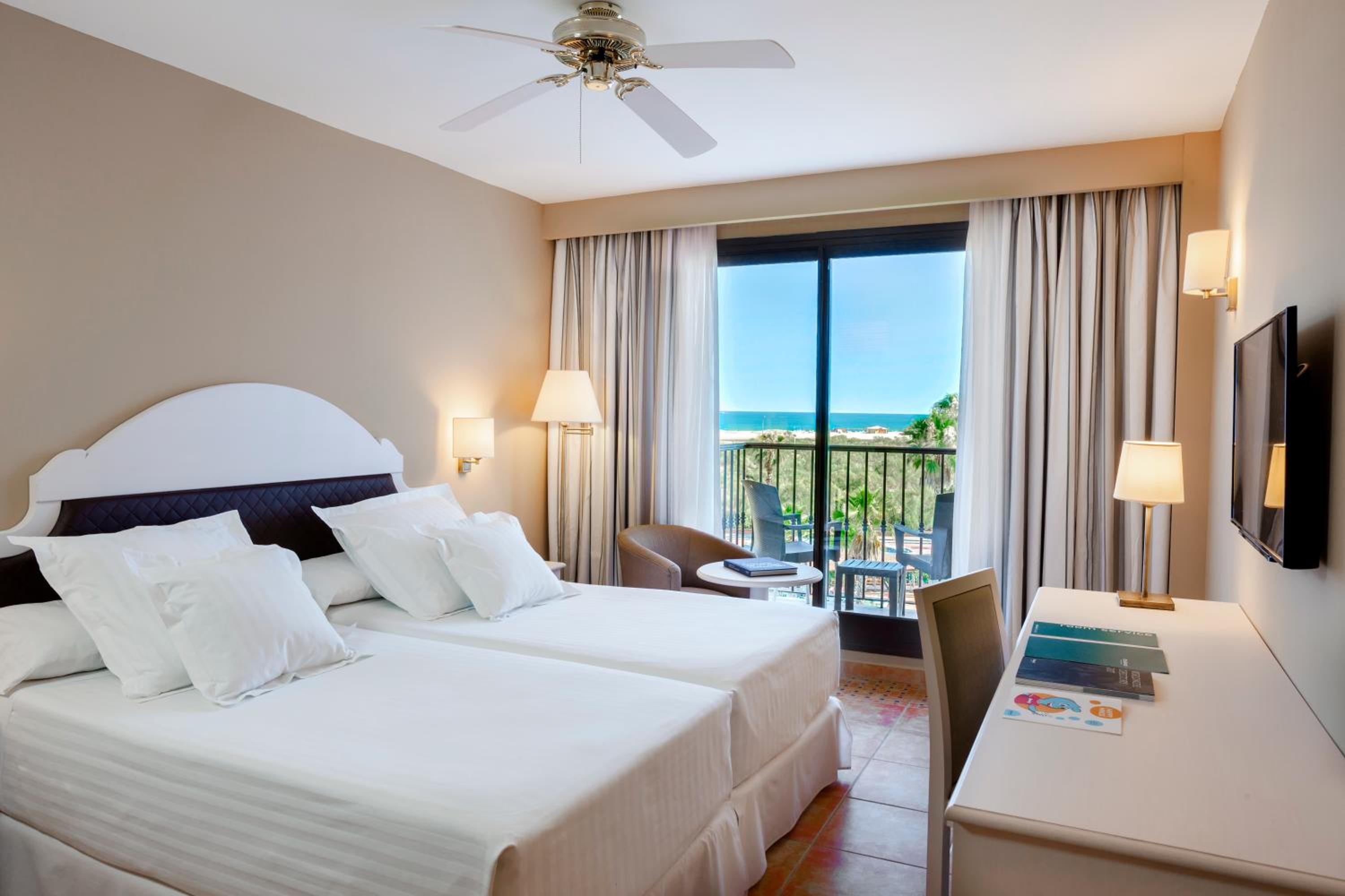 Habitación Doble Superior con Vista al Mar (2 Adultos + 1 Niño)