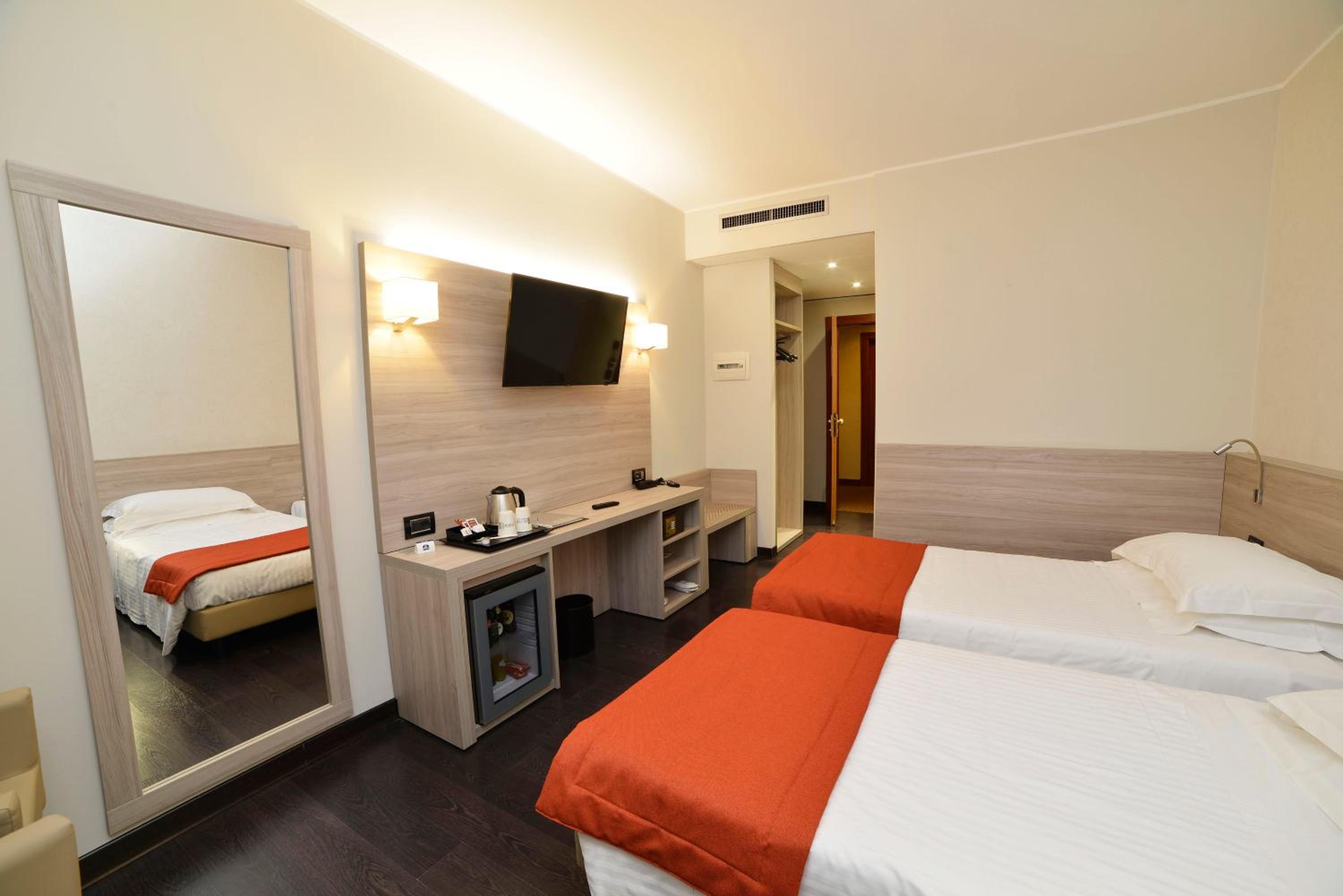 Standard Twin Room - Photo 13