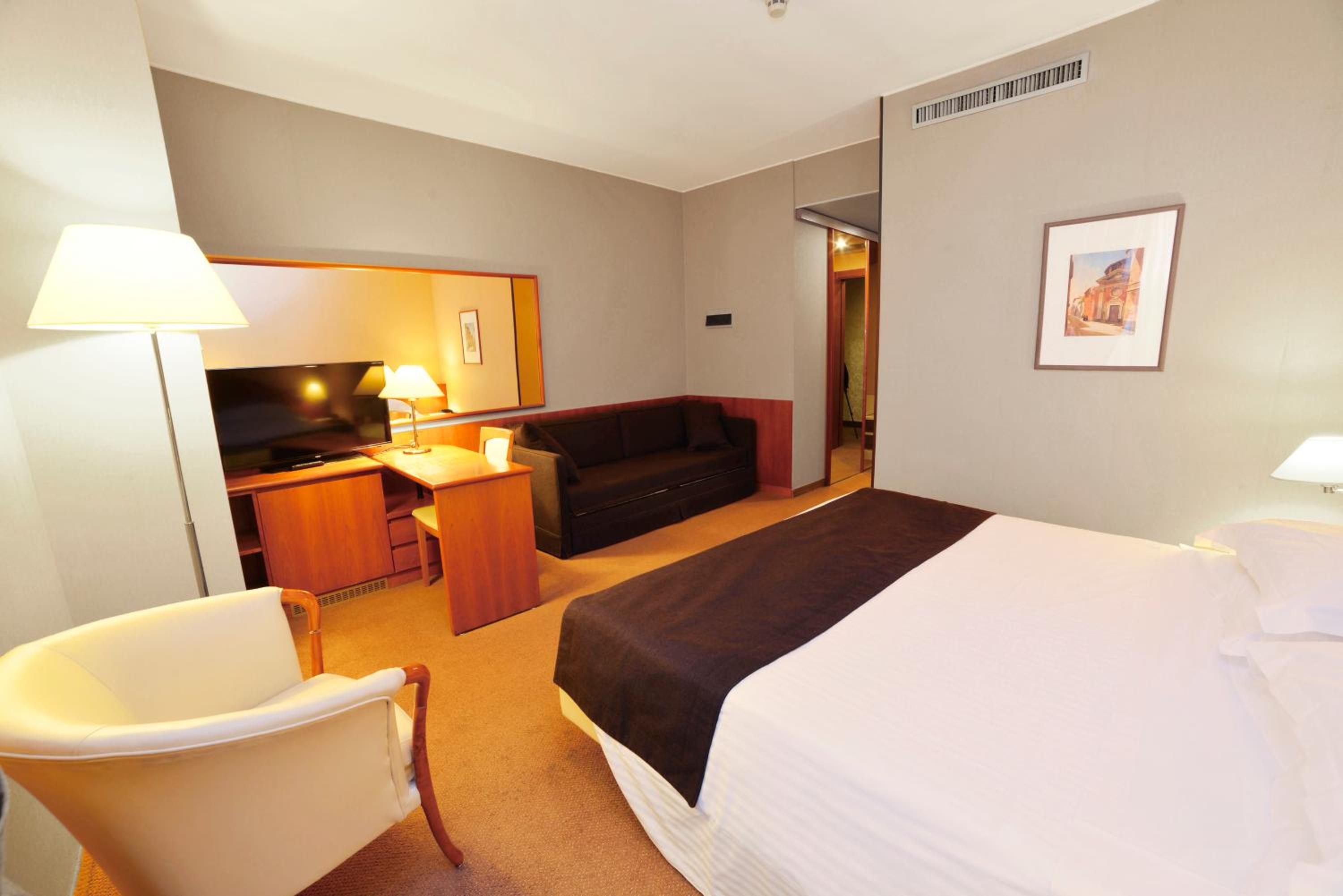 Standard King Room with Extra Bed - Photo 9