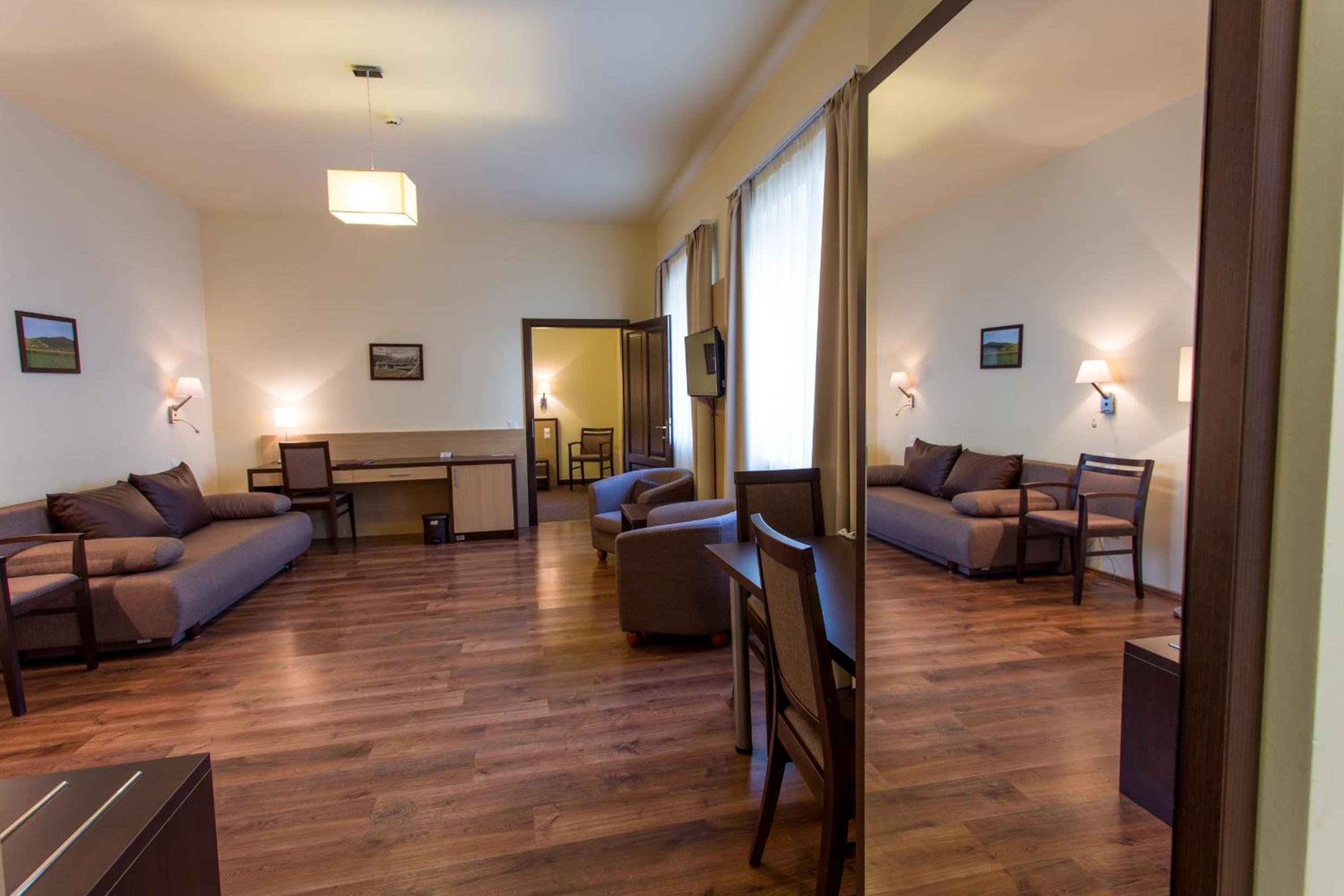 One-Bedroom Apartment - Photo 12