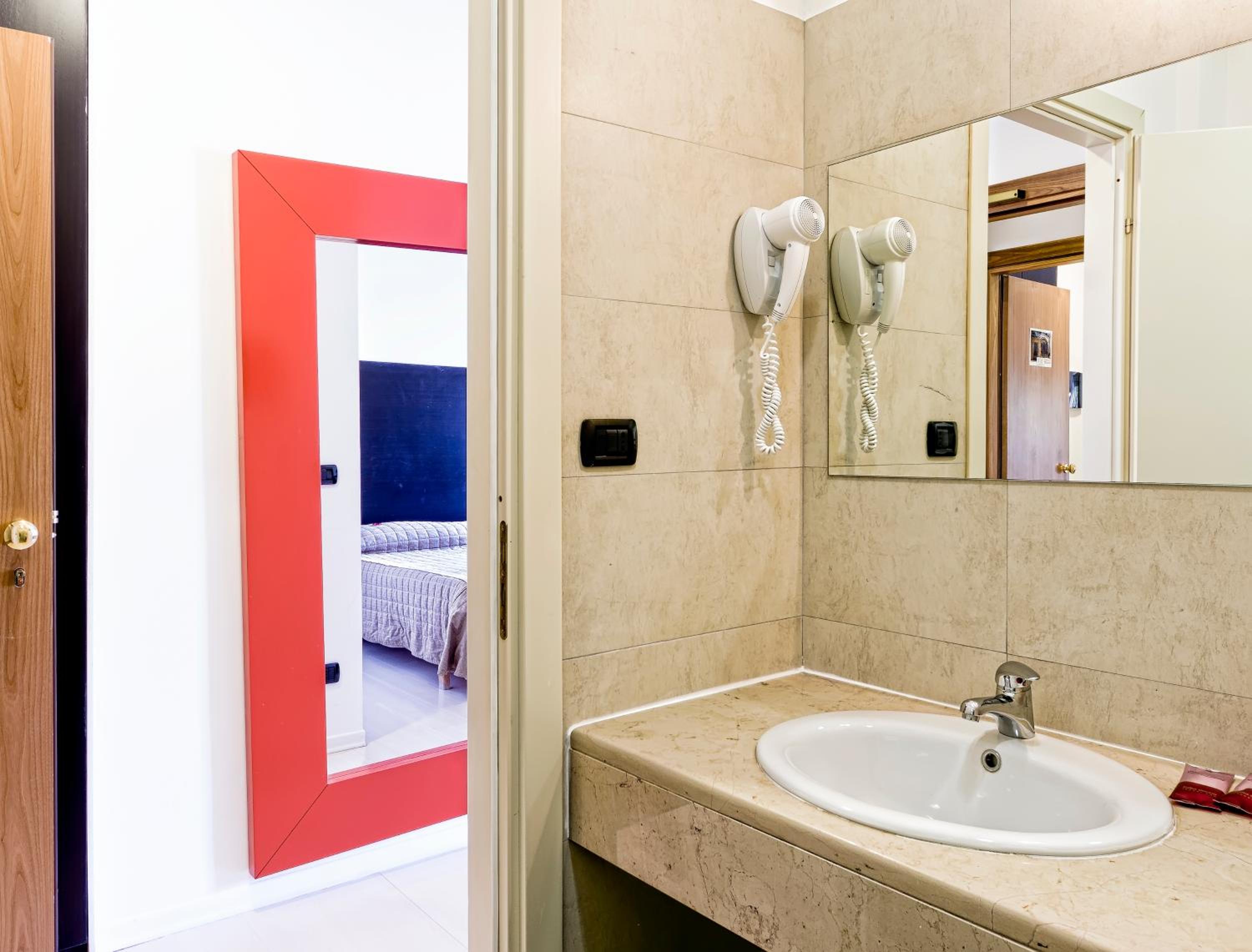 Twin Room - Photo 5