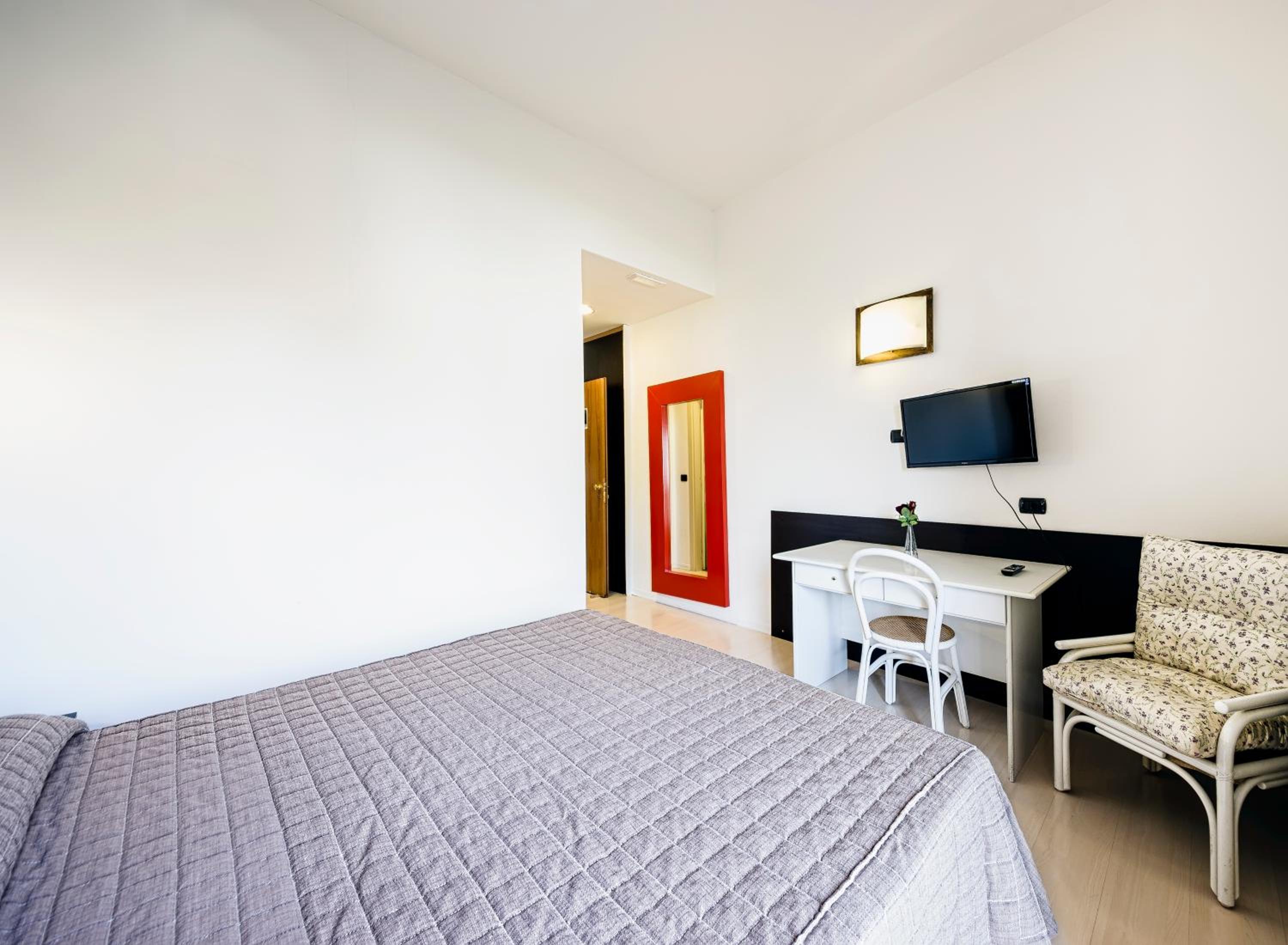 Twin Room - Photo 3