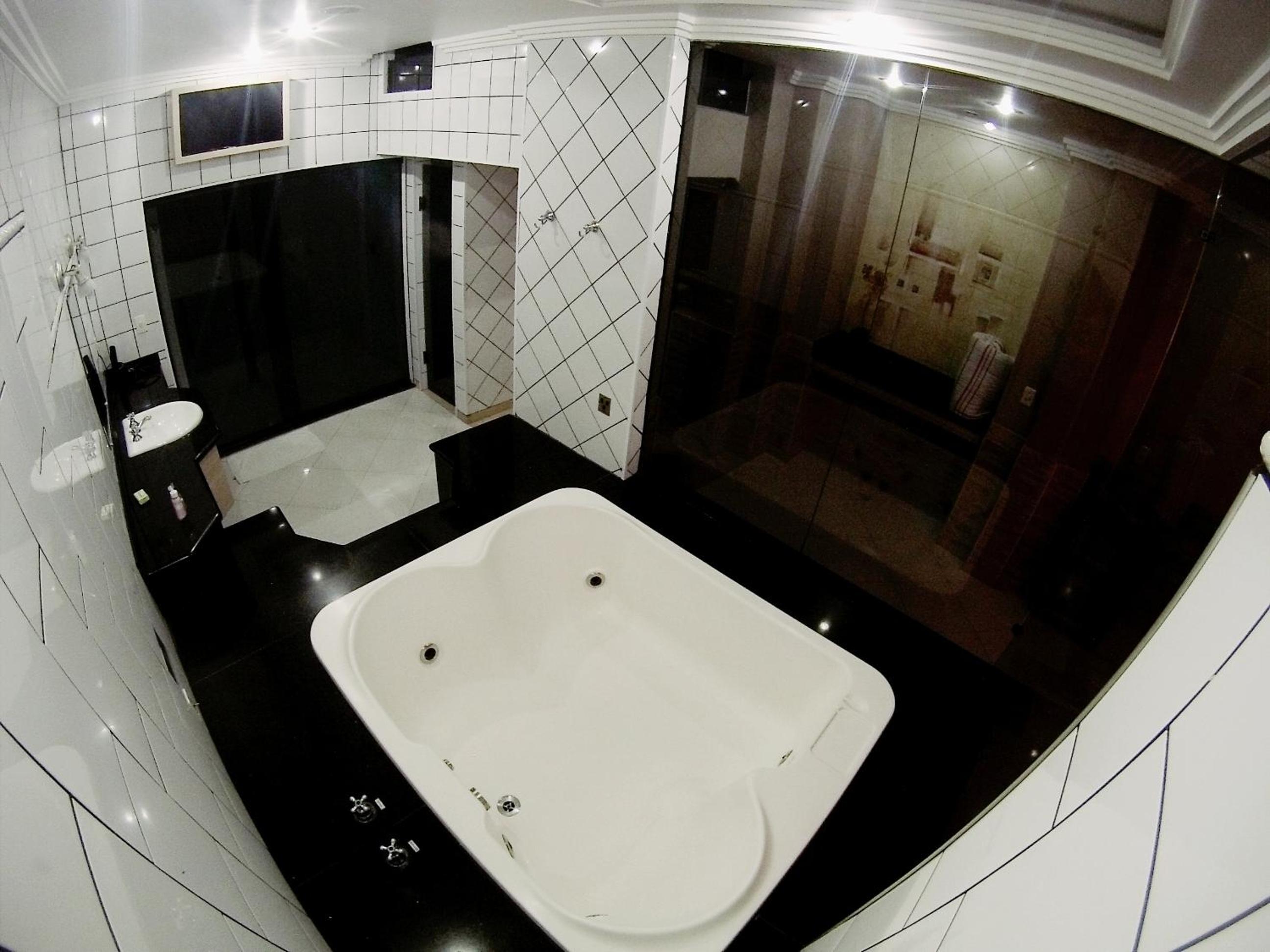 Deluxe Suite with Spa Bath photo 3