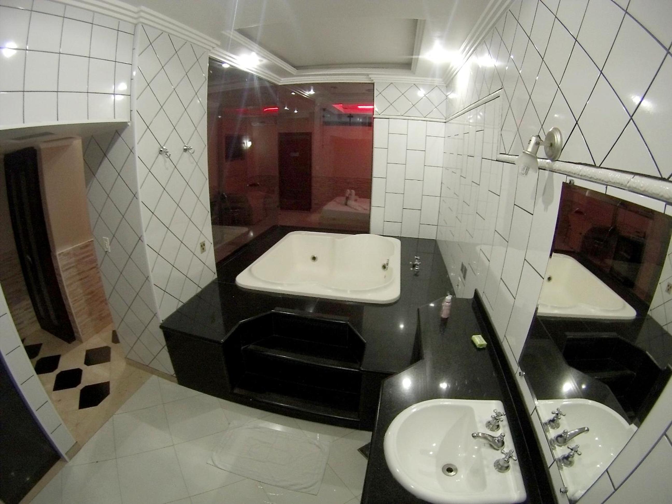 Deluxe Suite with Spa Bath photo 2