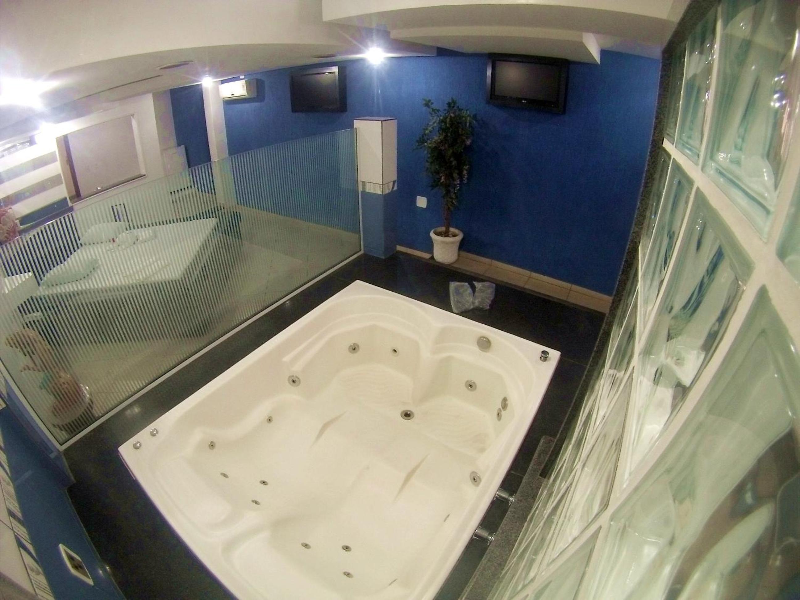 Suite with Hot Tub photo 3