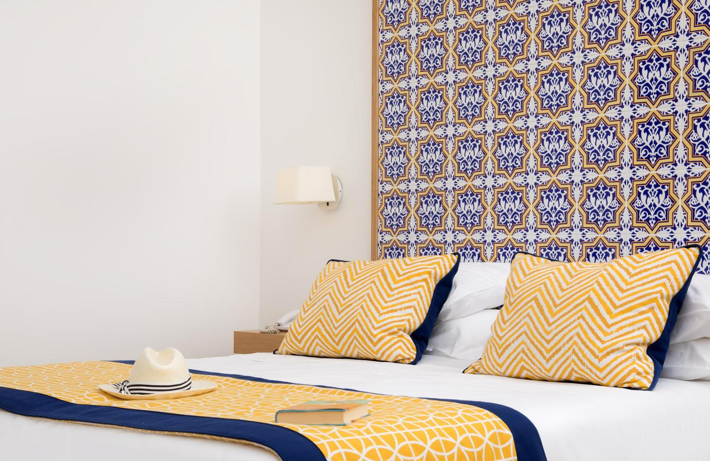 Superior Triple Room with Sea View - Photo 5