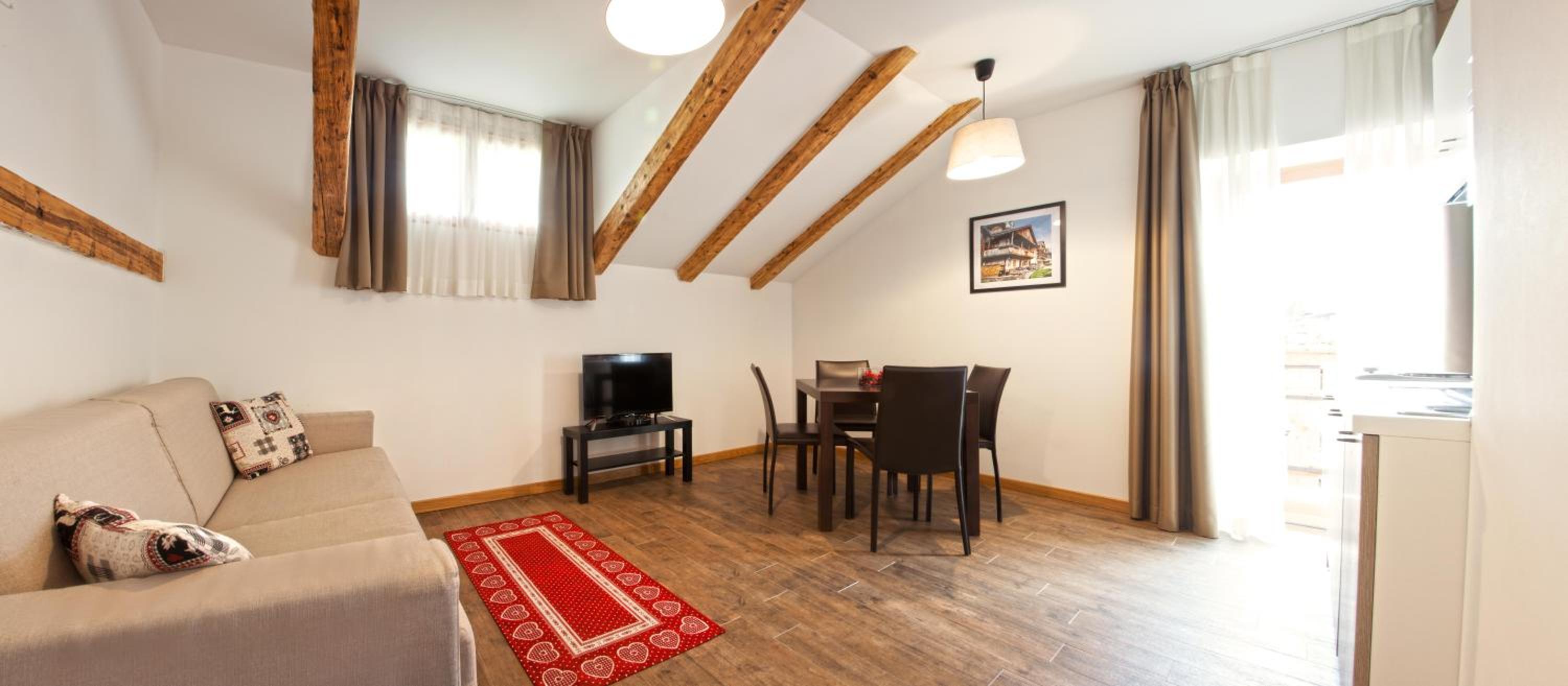 Deluxe One-Bedroom Apartment with Balcony  photo 2