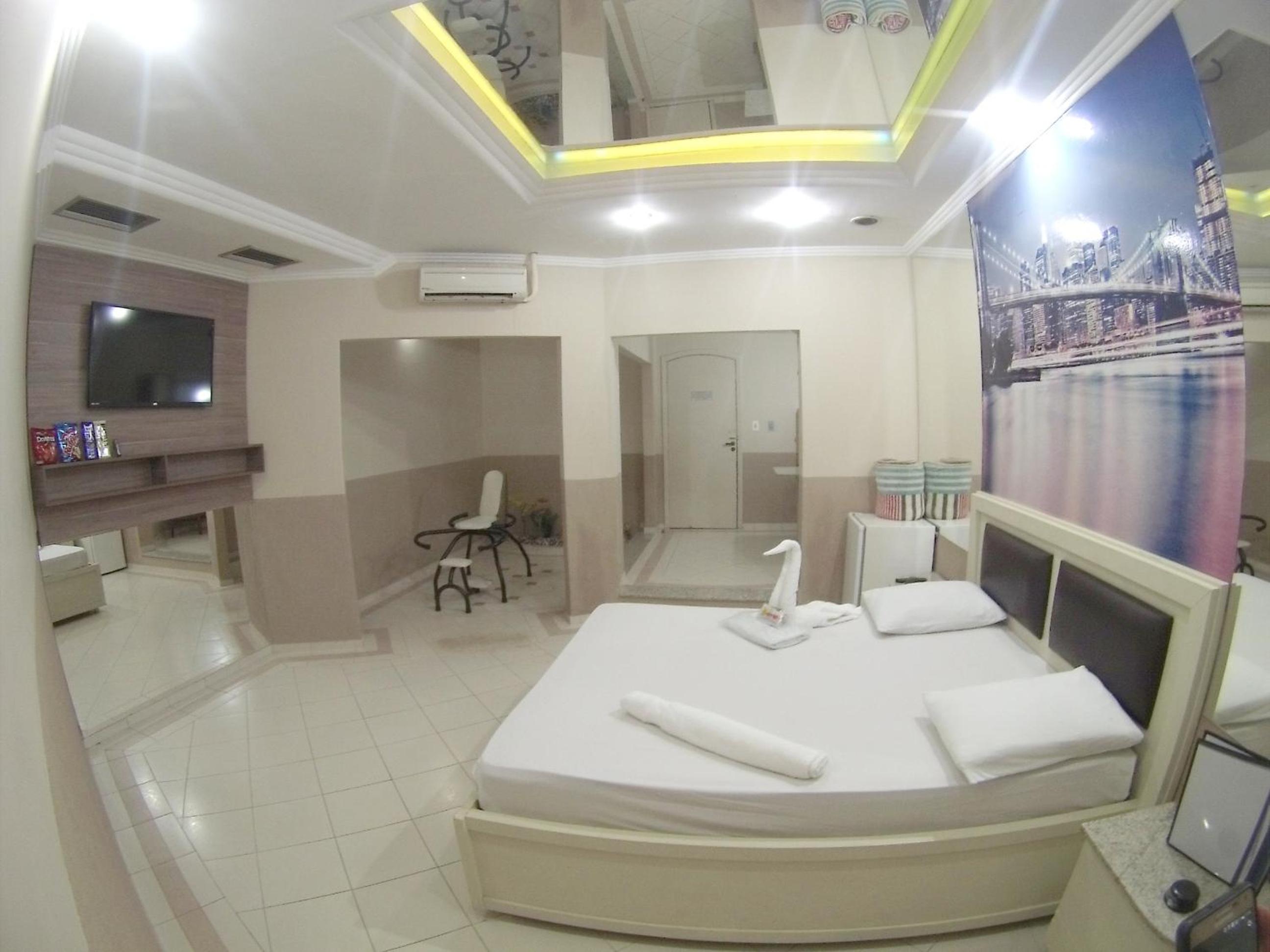 Suite with Hot Tub photo 1