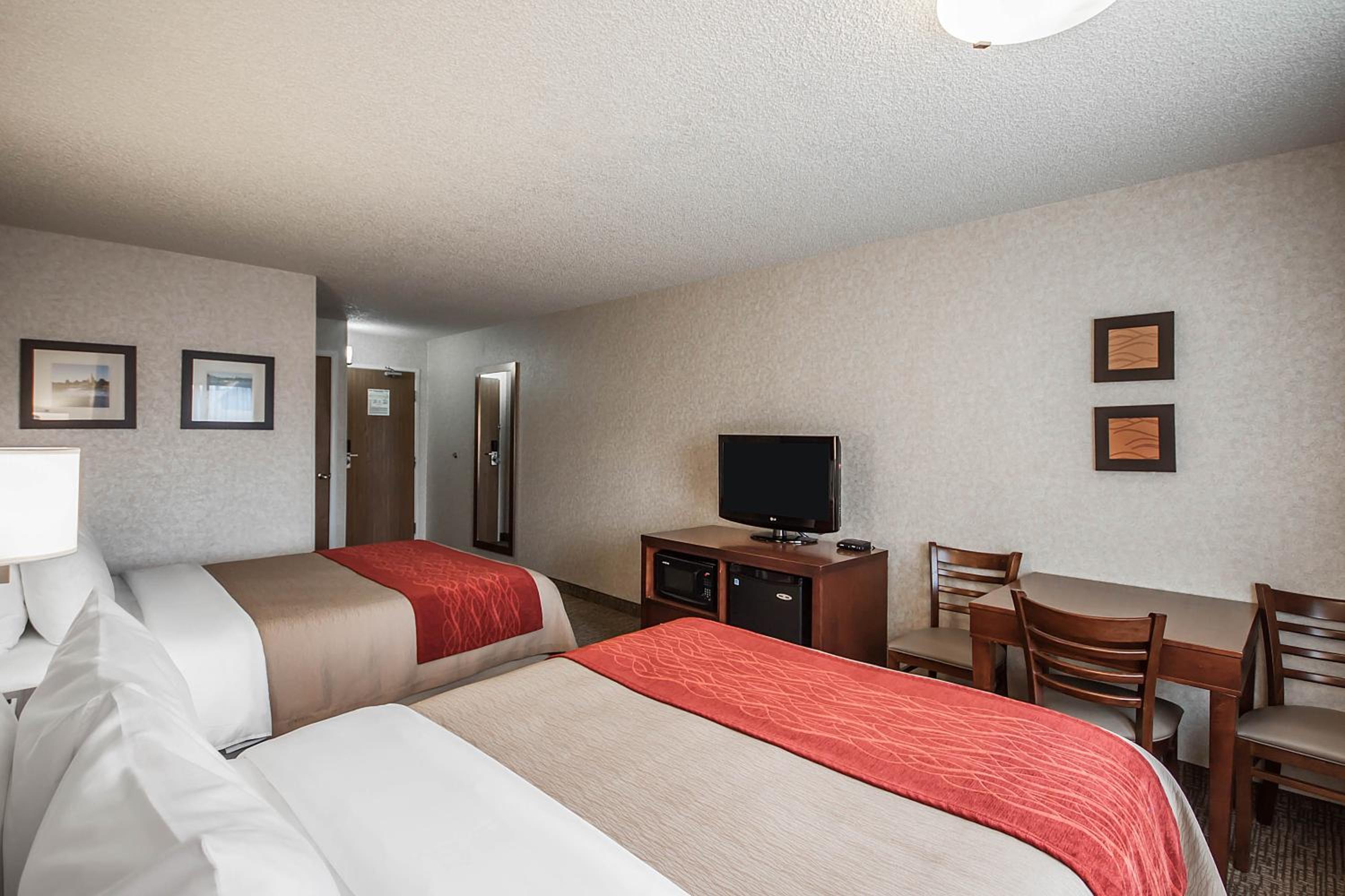 Queen Room with Two Queen Beds - Non-Smoking - Photo 3