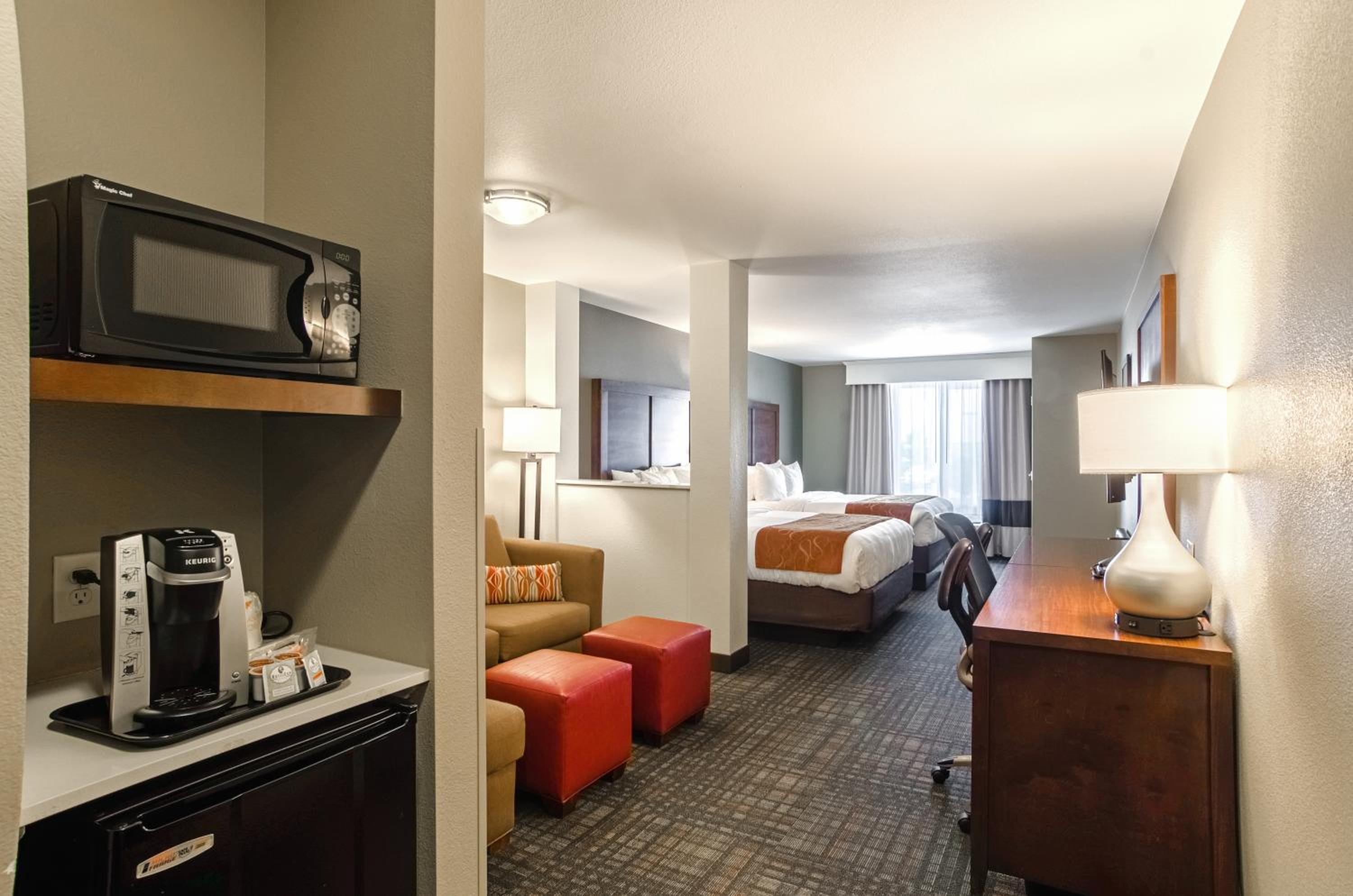 Queen Suite with Two Queen Beds with Sofa Bed - Non-Smoking photo 3
