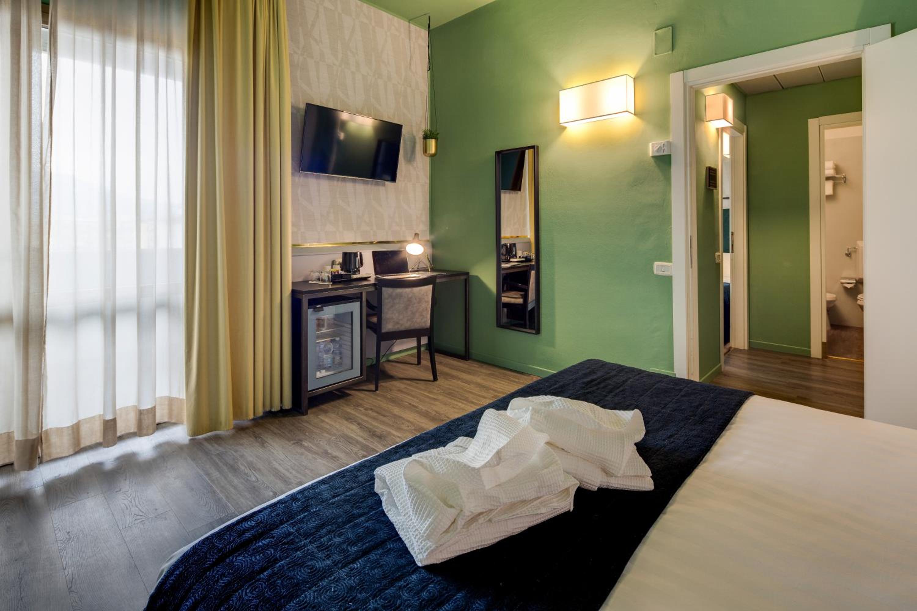 Apartment with Queen Bed and Four Single Beds photo 2