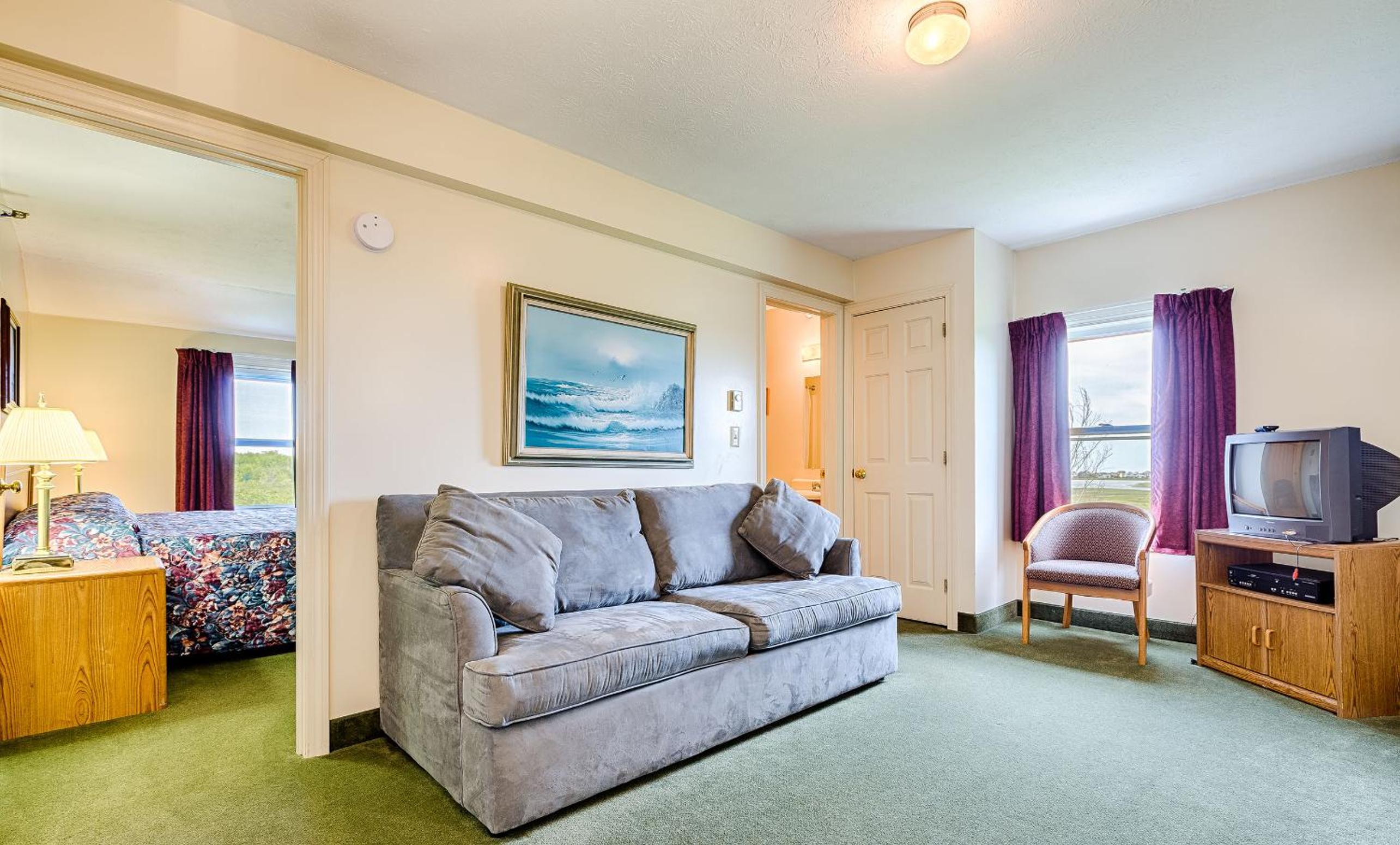 2-Bedroom Suite / King bed photo 3