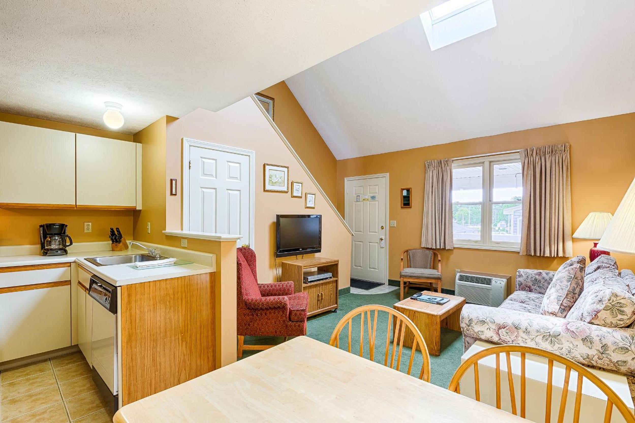 2-Bedroom Suite / King bed photo 1