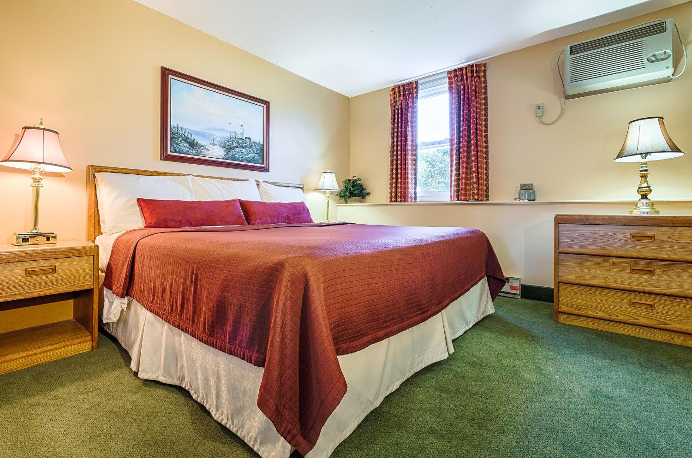1-Bedroom Suite / King bed photo 2