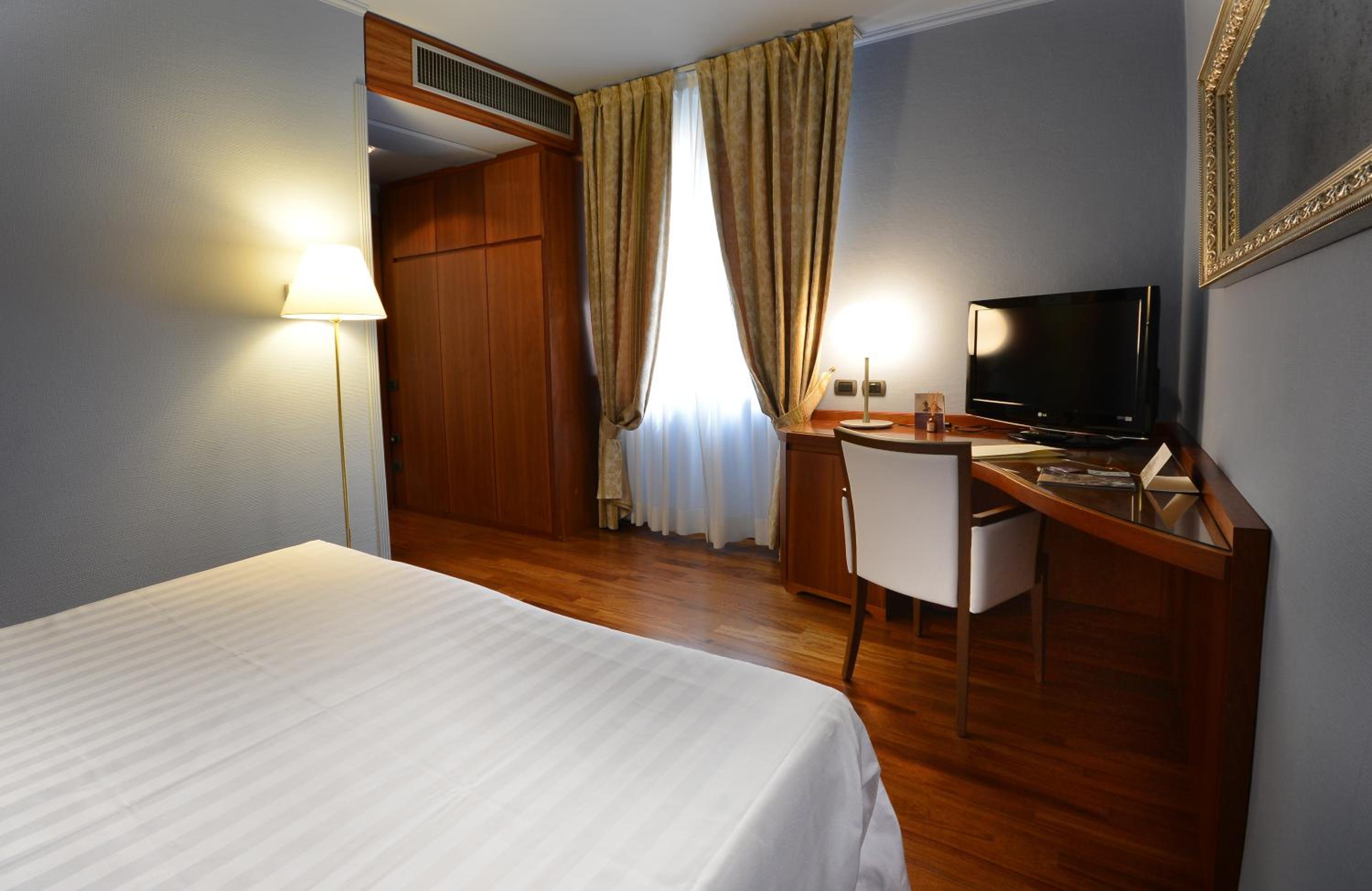 Classic Double Room - Photo 10