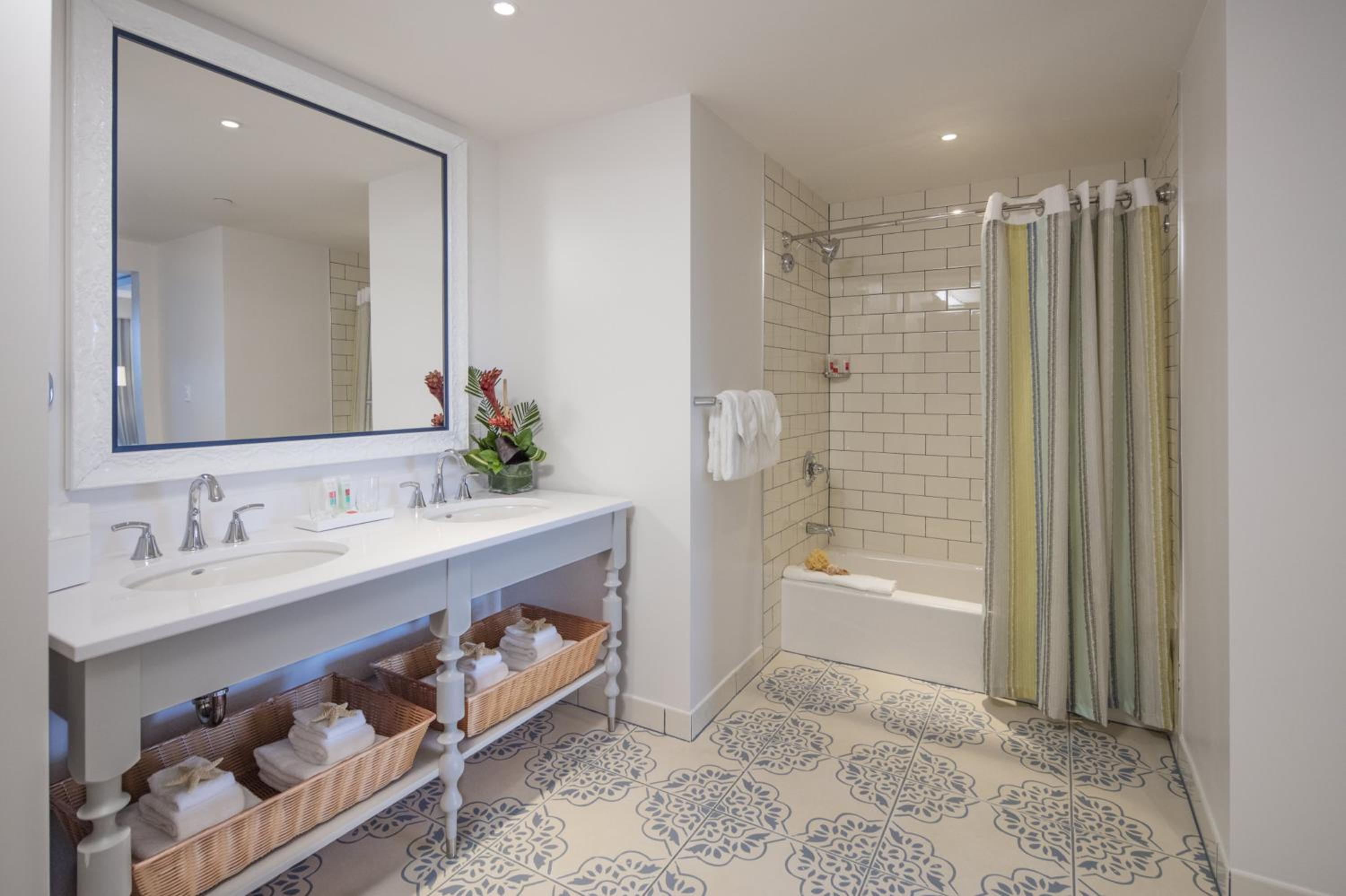 Sapphire Suite (Includes Early Park Admission*)