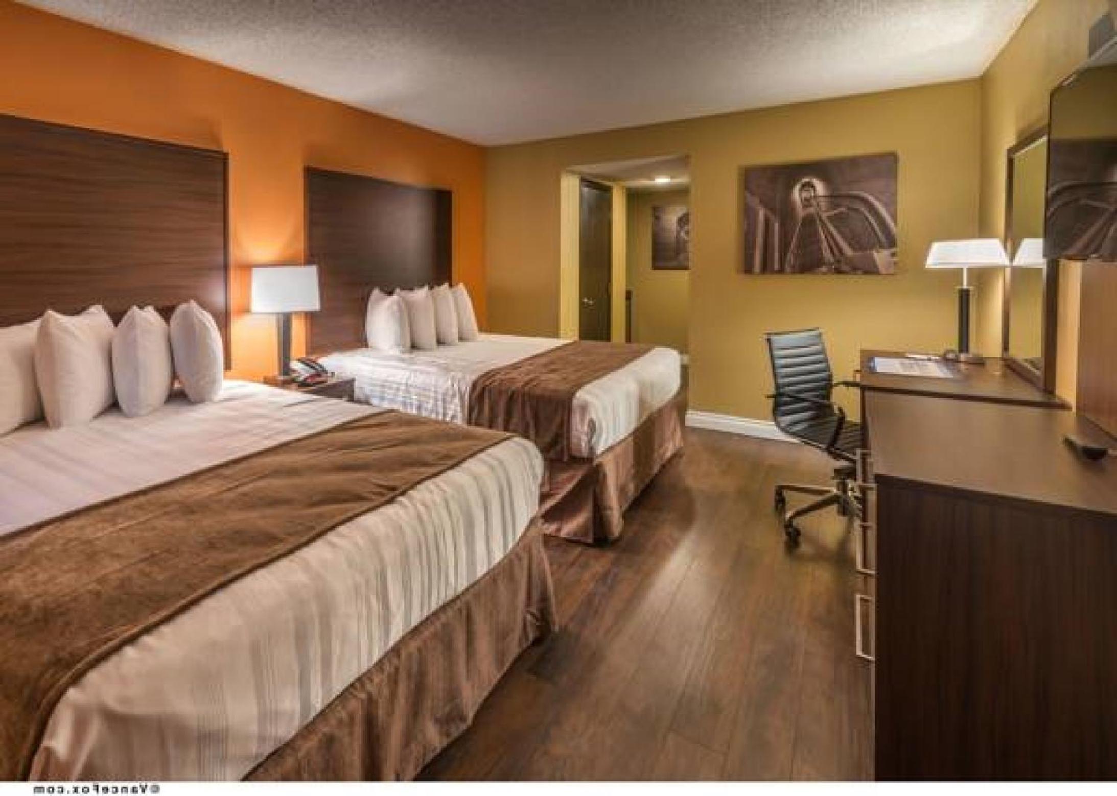 Queen Room with Two Queen Beds - Non-Smoking - Photo 6