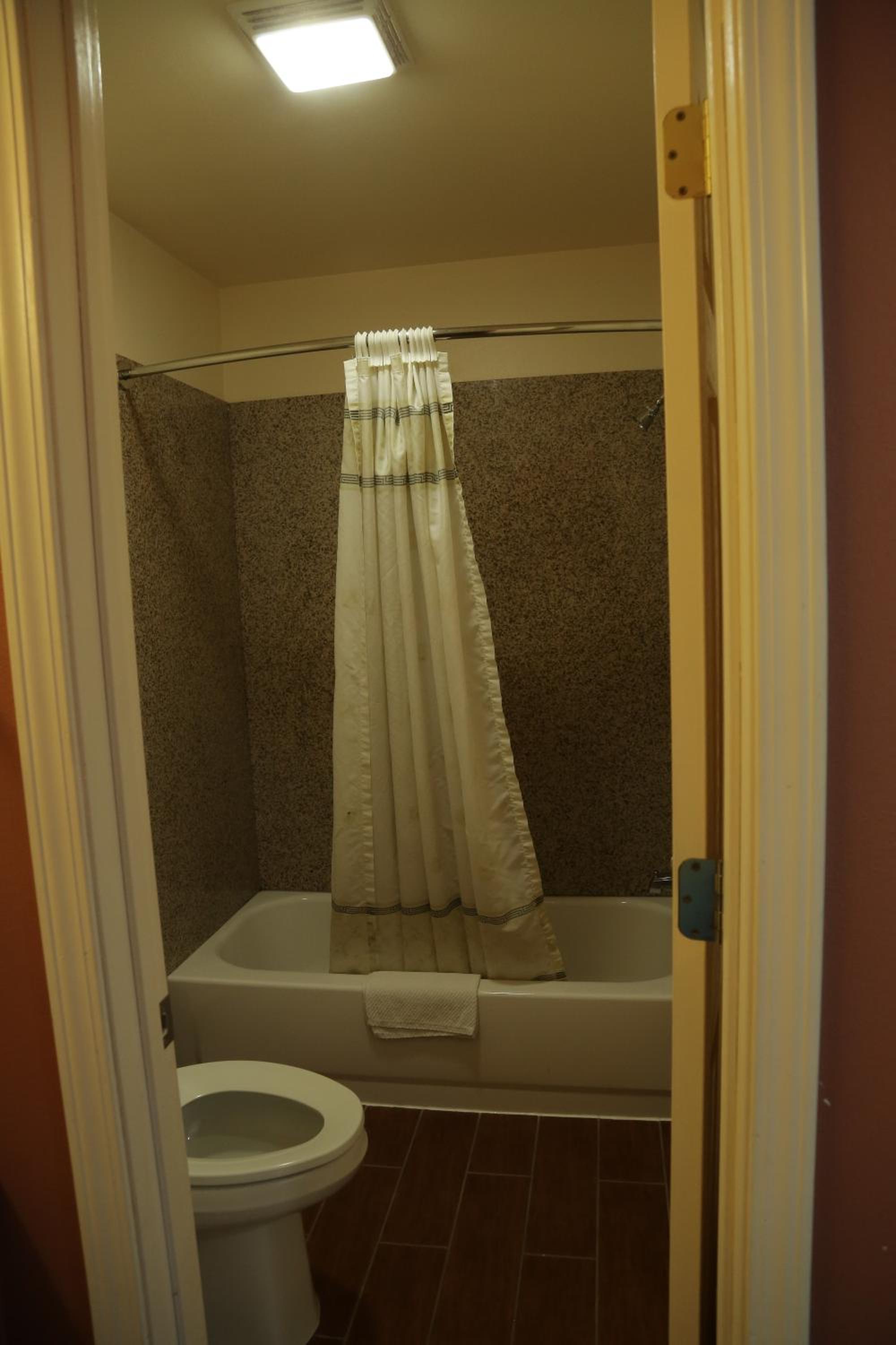 Queen Room with Two Queen Beds - Photo 37