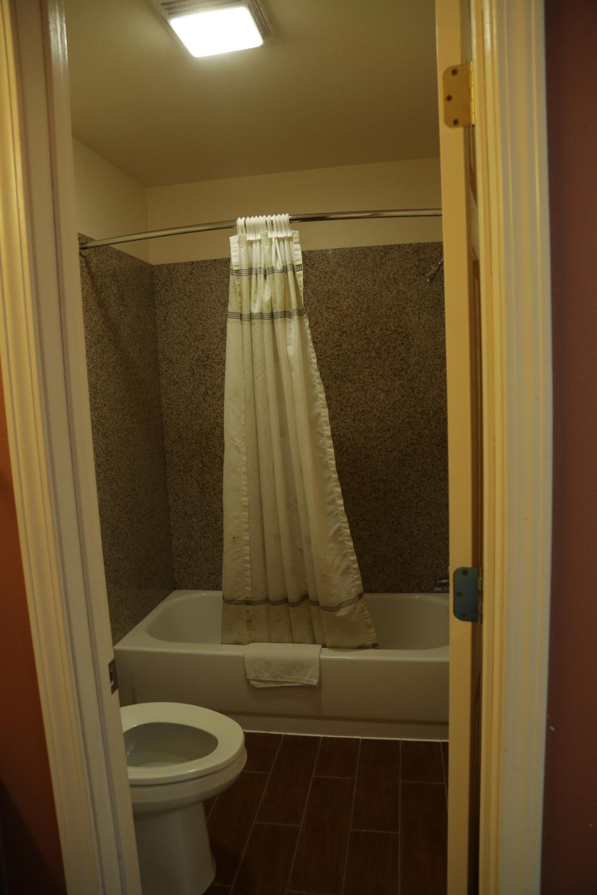 Queen Room with Two Queen Beds - Photo 38