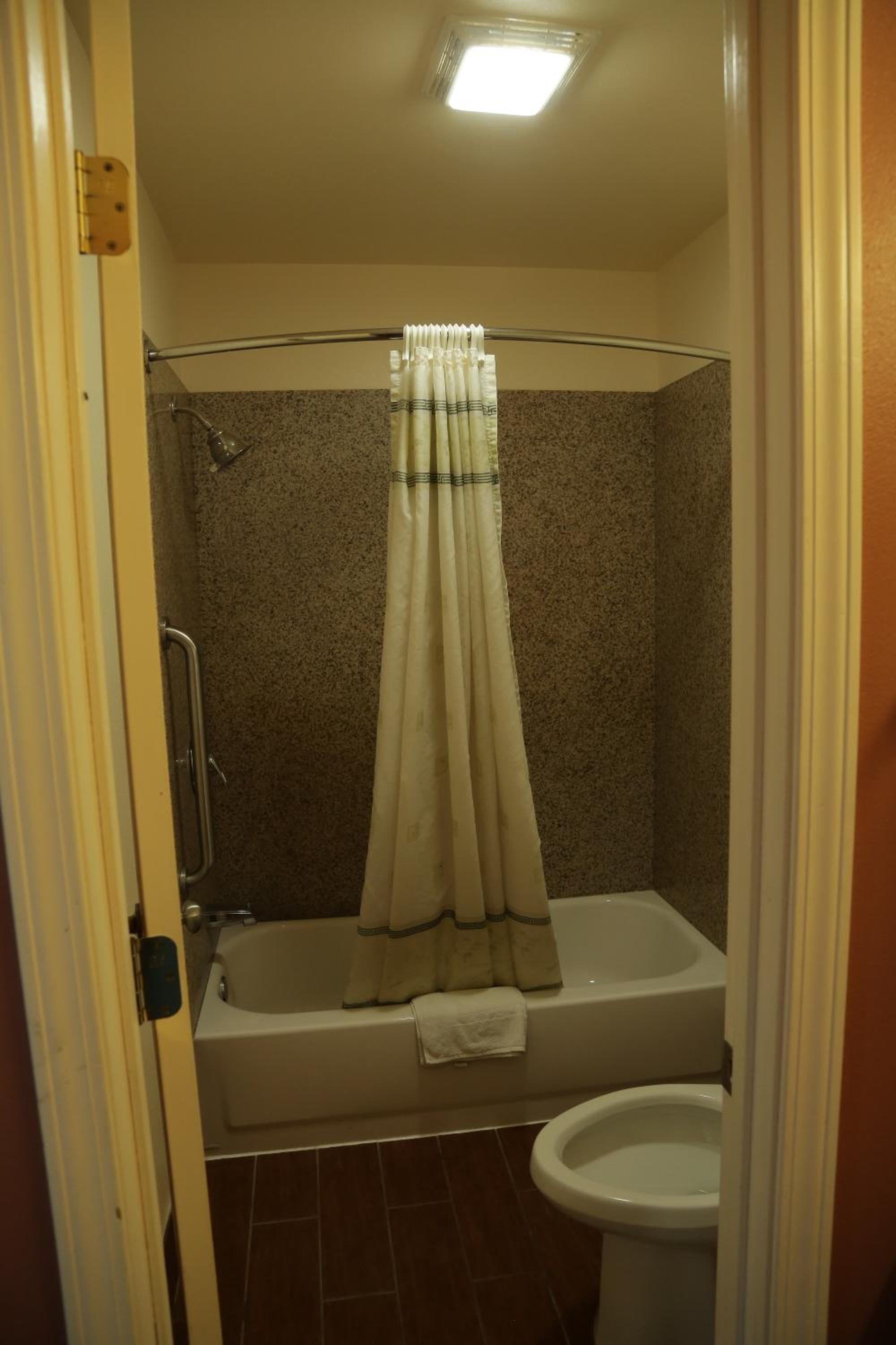 Queen Room with Two Queen Beds - Photo 41