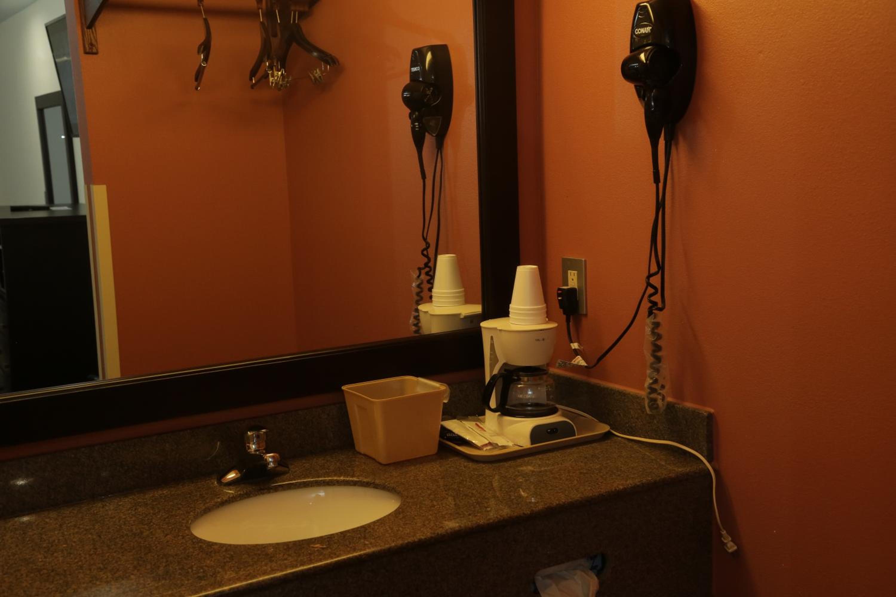 Queen Room with Two Queen Beds - Photo 42
