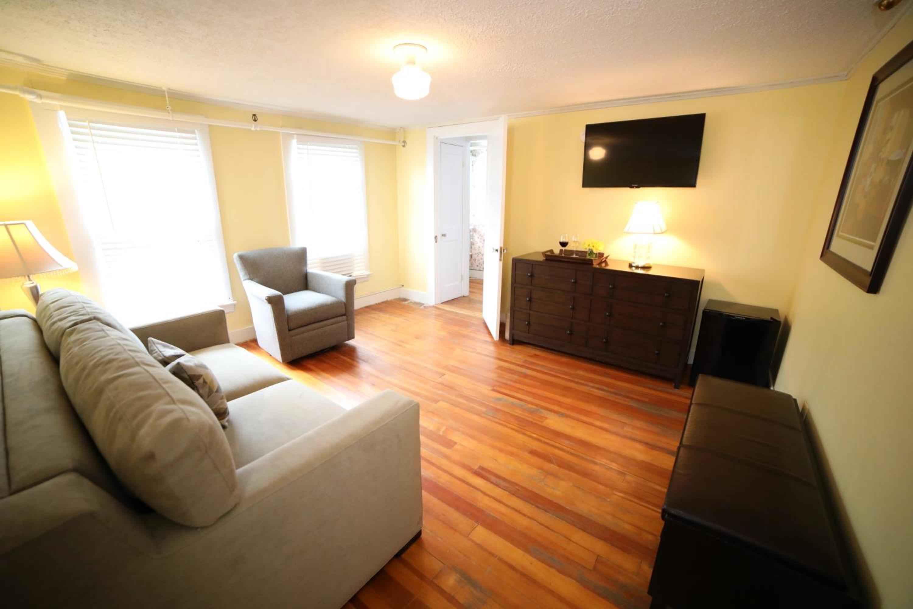 Two-Bedroom Suite - Photo 8