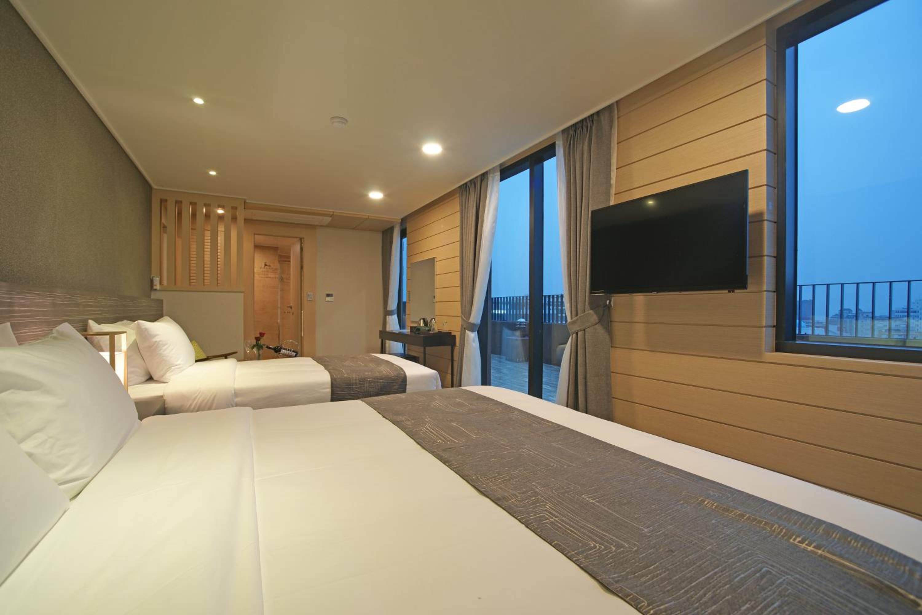 Family Room with Terrace photo 3