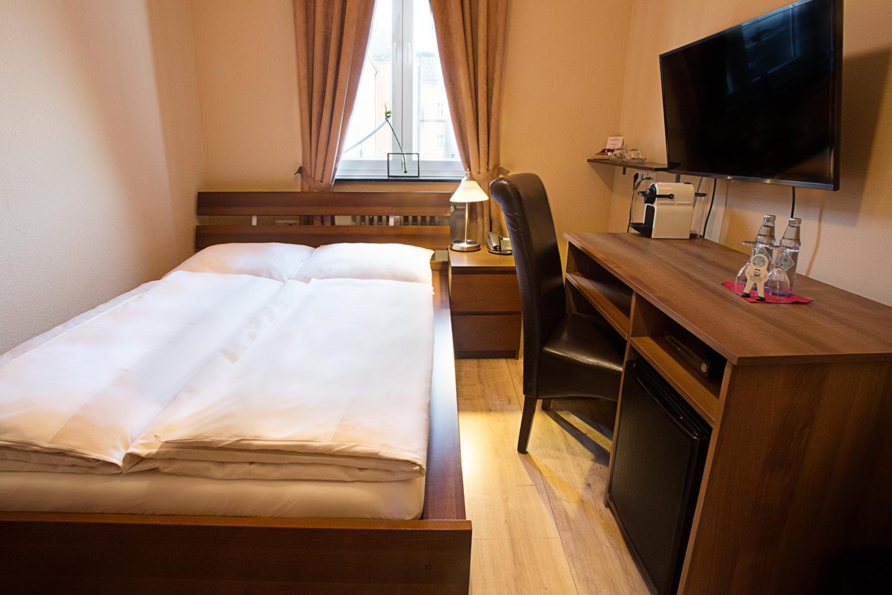 Queen Room (bed 55 in wide) (2 Adults) - Photo 1