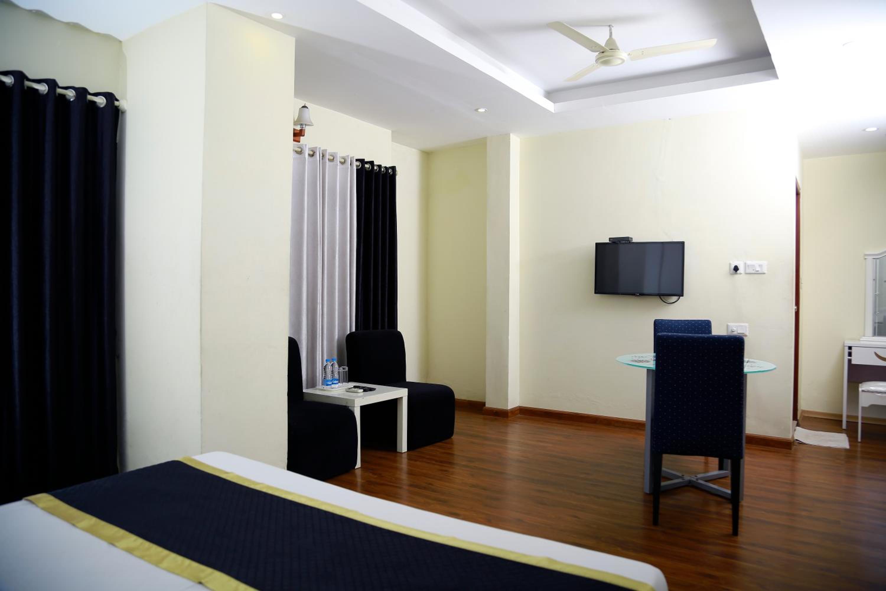 Deluxe Double Room with A/C photo 3
