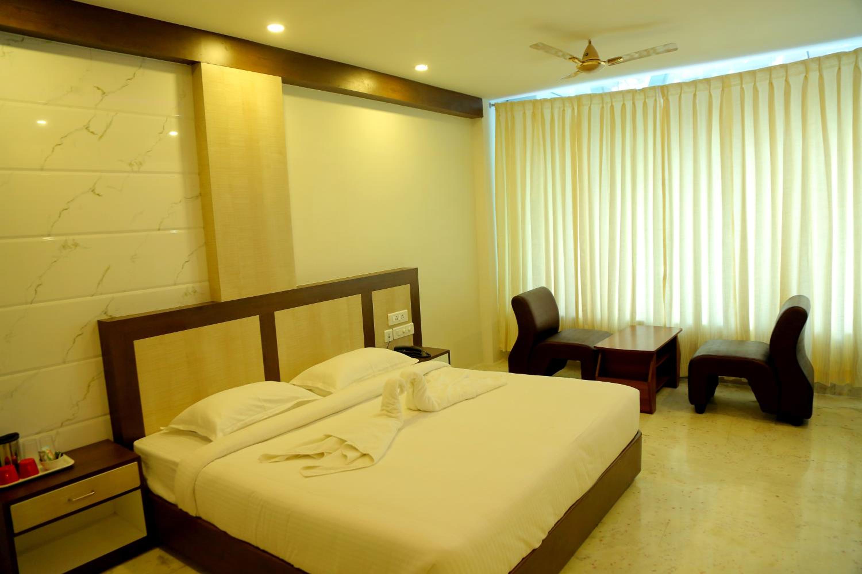 Deluxe King Suite (INR 100 discount on Sightseeing Tour + Free Linen Change Subject to Availability + Guaranteed Early Check-in/Late Check-out) photo 1