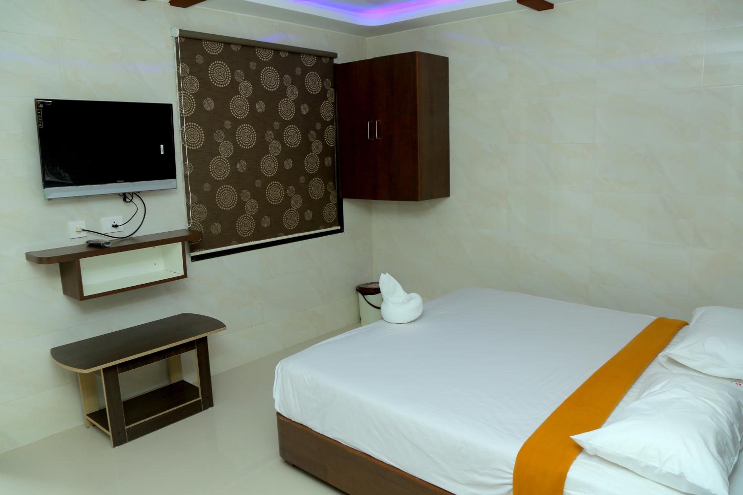 Deluxe Double Room (2 Adults + 1 Child) (INR 100 discount on Sightseeing Tour + Free Linen Change Subject to Availability + Guaranteed Early Check-in/Late Check-out) photo 2