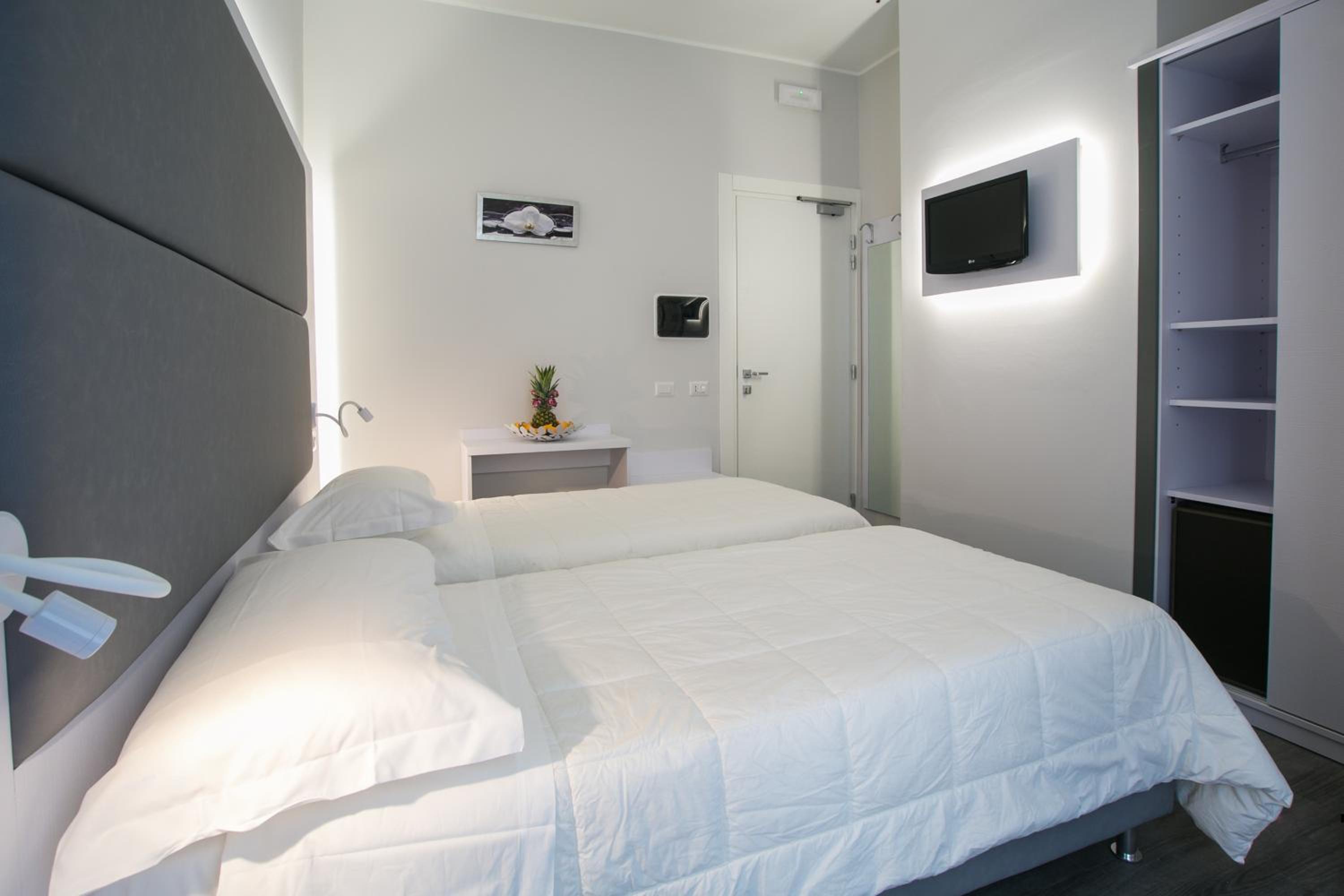 Standard Double Room - Photo 8