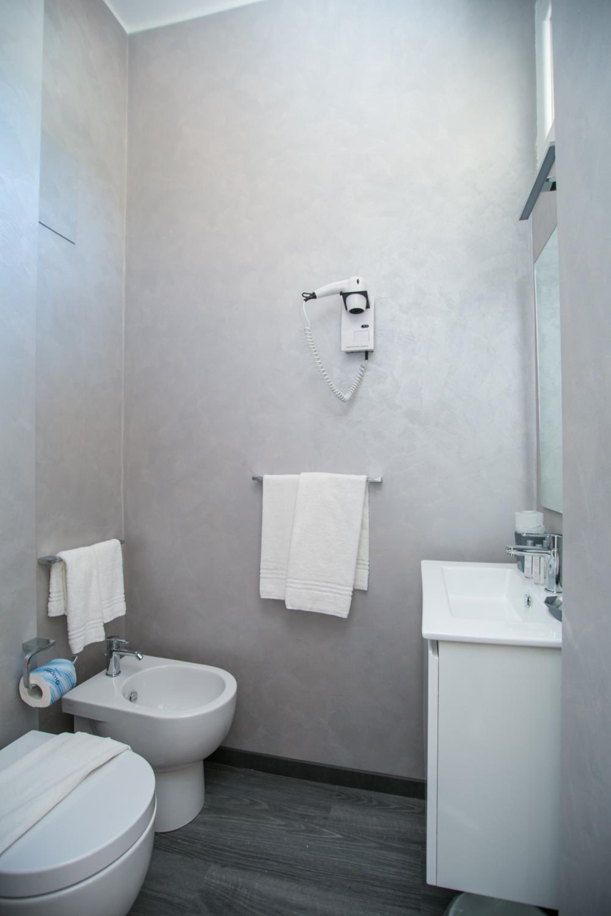 Standard Double Room - Photo 9