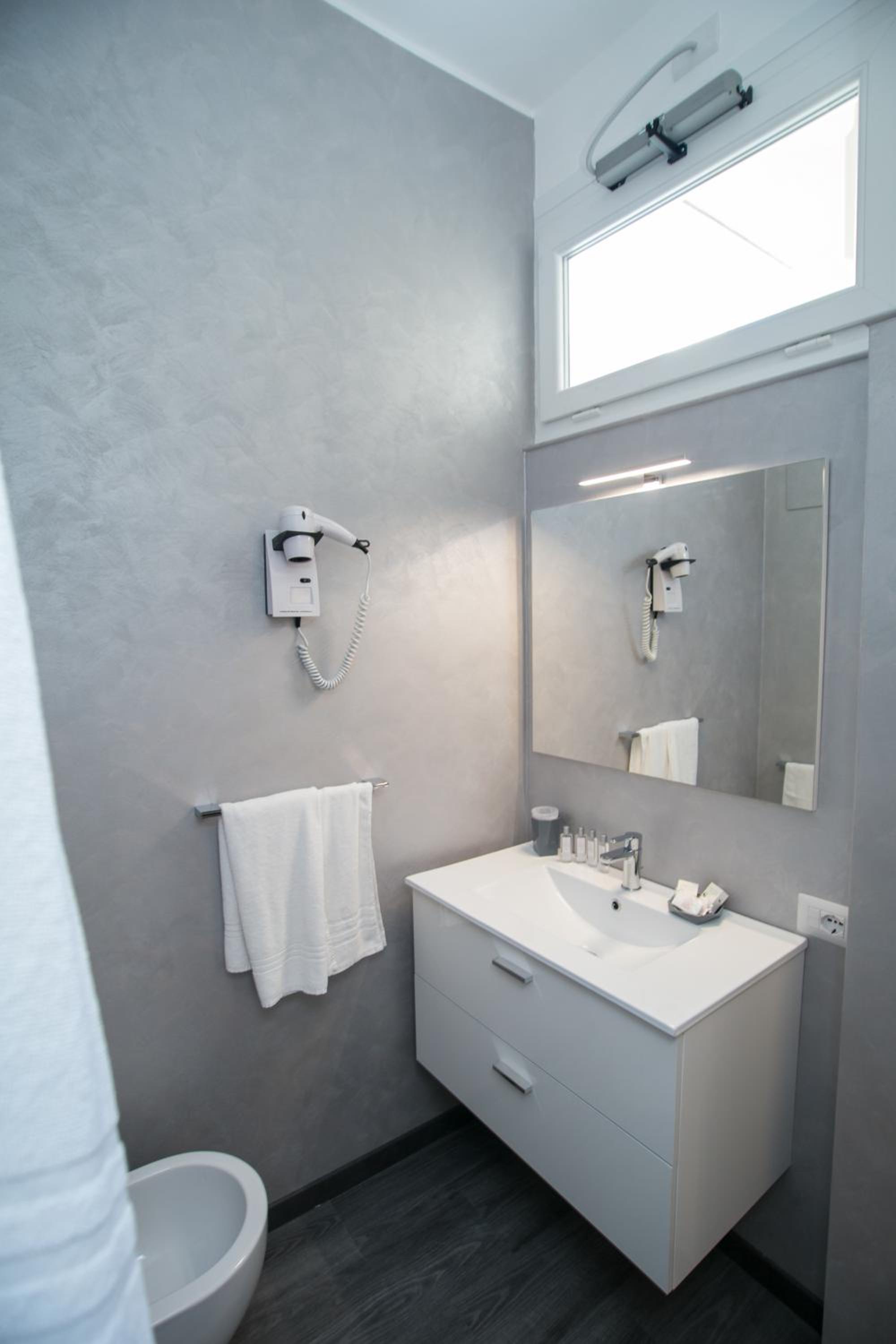 Standard Double Room - Photo 7