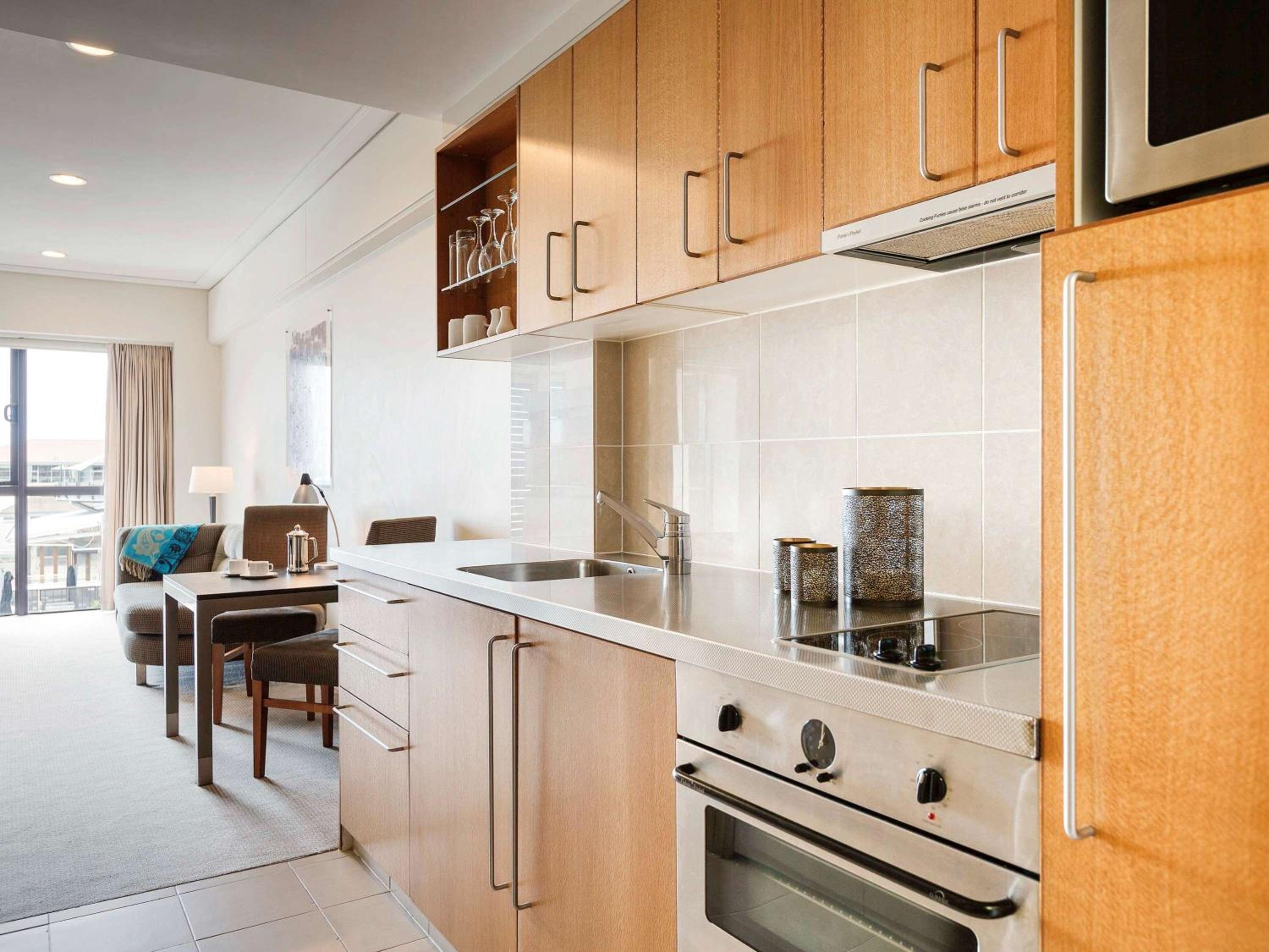 One-Bedroom Queen Suite with City View photo 3