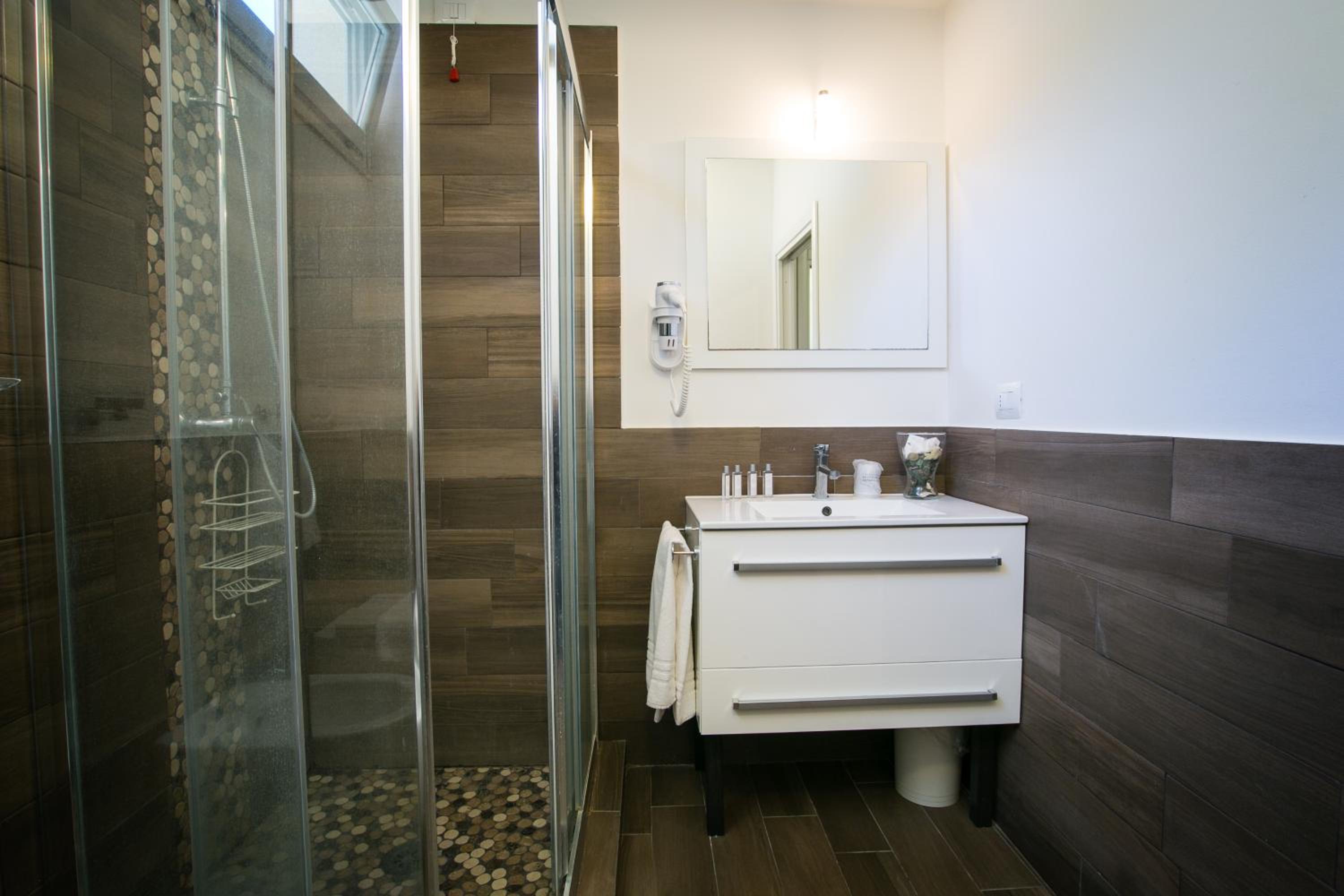 Suite - Photo 13