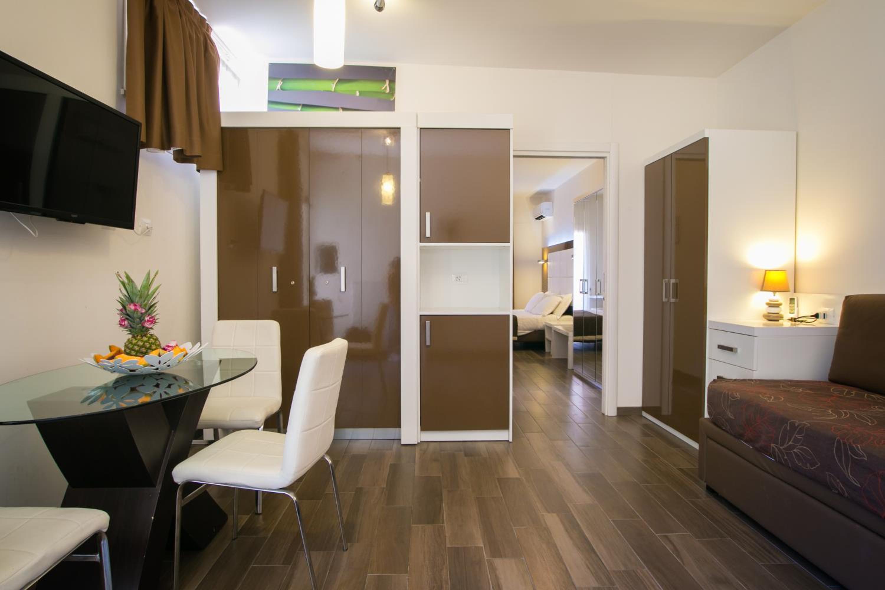 Suite - Photo 11