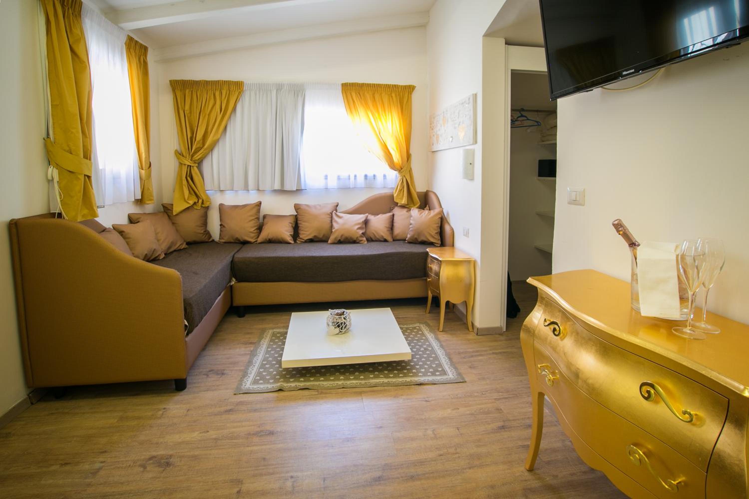Suite - Photo 8