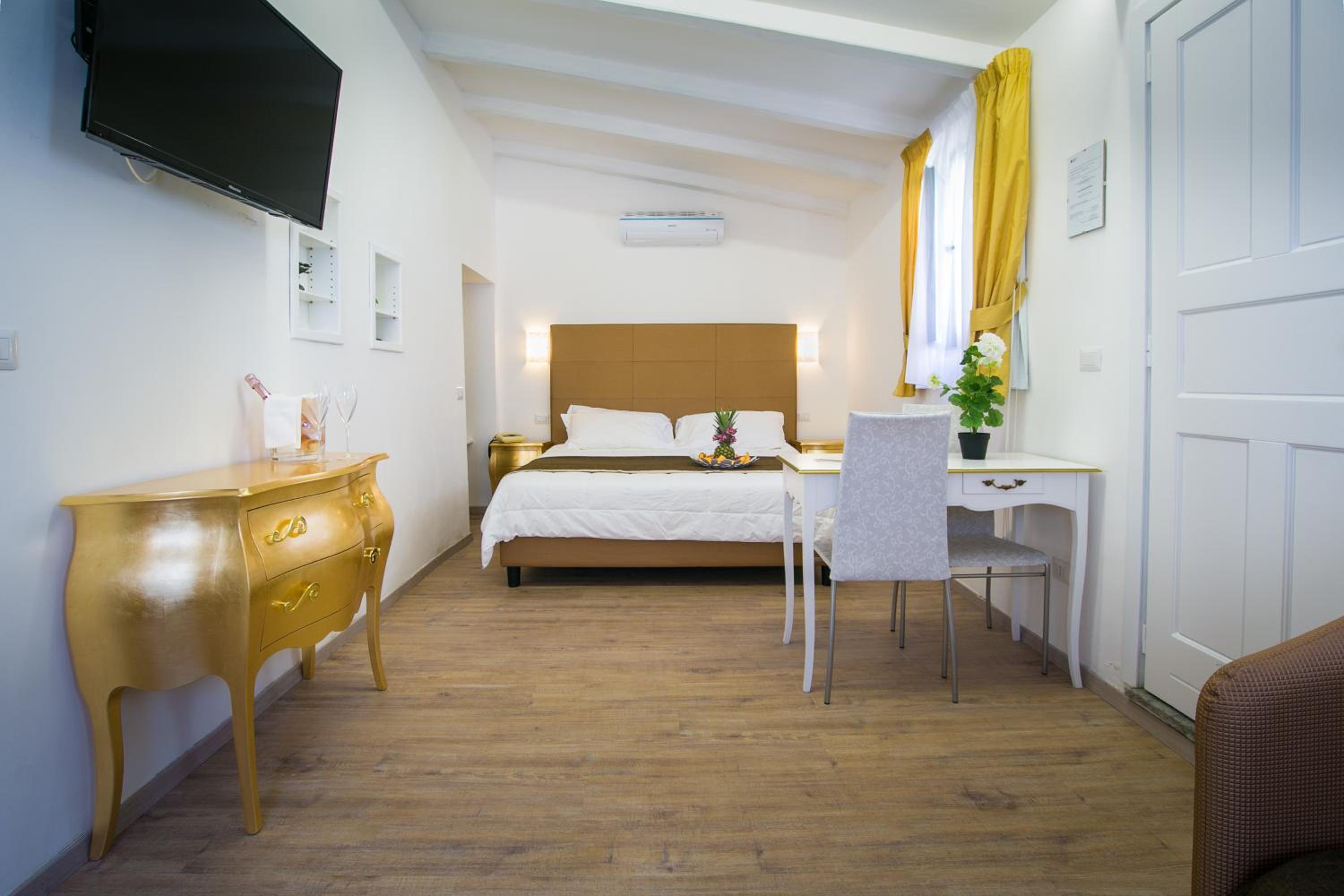 Suite - Photo 7
