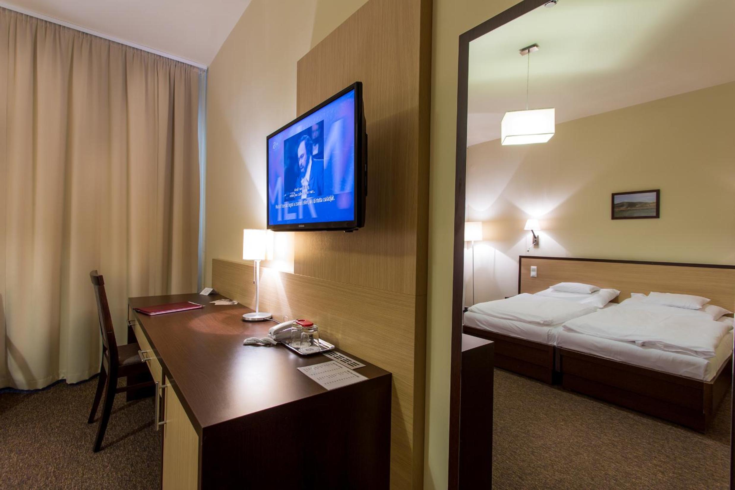 Double or Twin Room - Photo 7