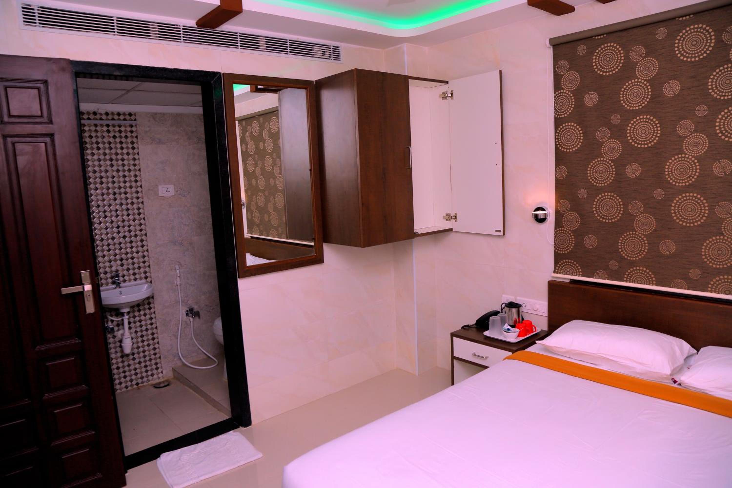 Deluxe Double Room (2 Adults + 1 Child) (INR 100 discount on Sightseeing Tour + Free Linen Change Subject to Availability + Guaranteed Early Check-in/Late Check-out) photo 3