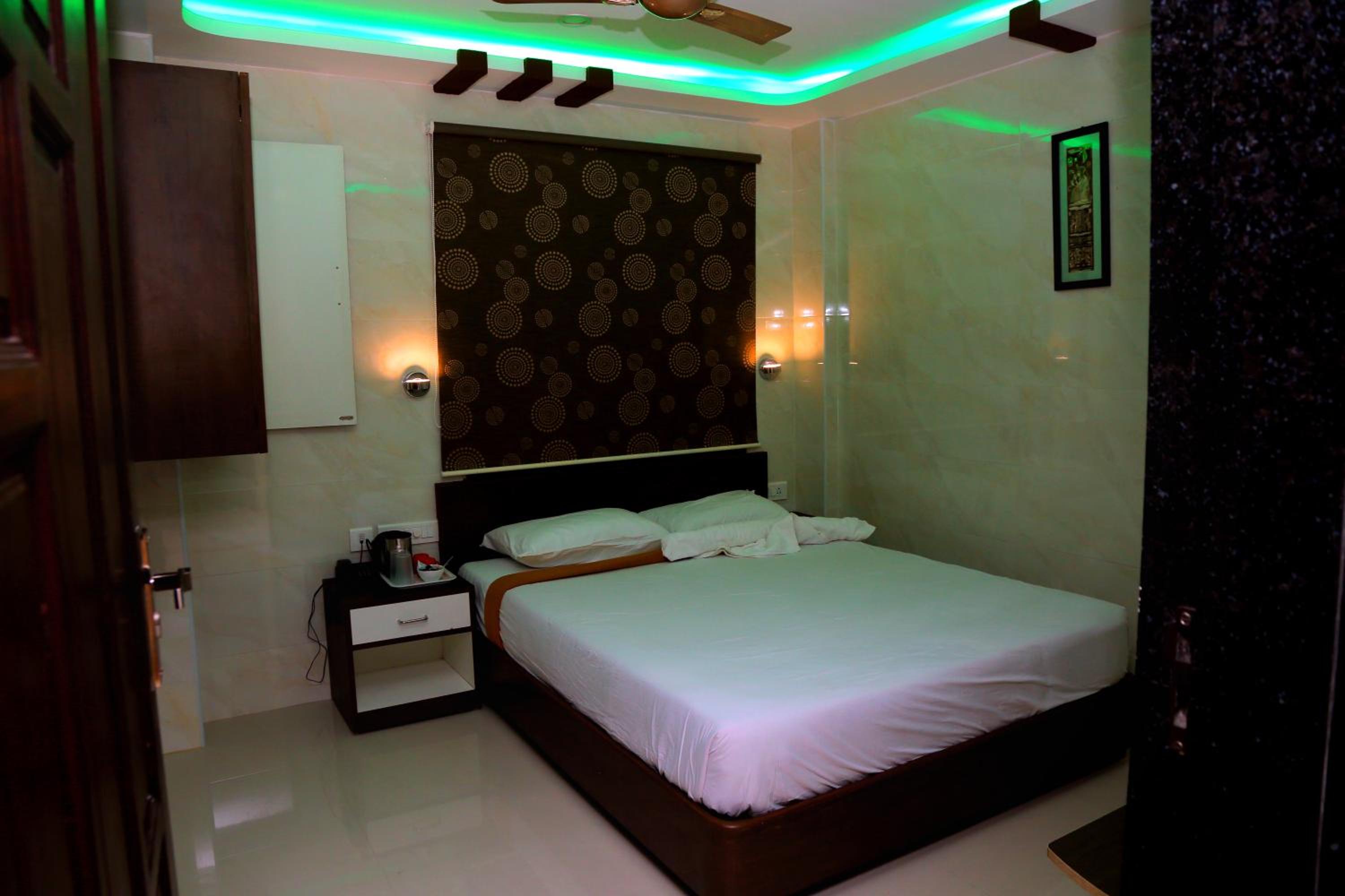 Deluxe Double Room (2 Adults + 1 Child) (INR 100 discount on Sightseeing Tour + Free Linen Change Subject to Availability + Guaranteed Early Check-in/Late Check-out) photo 1