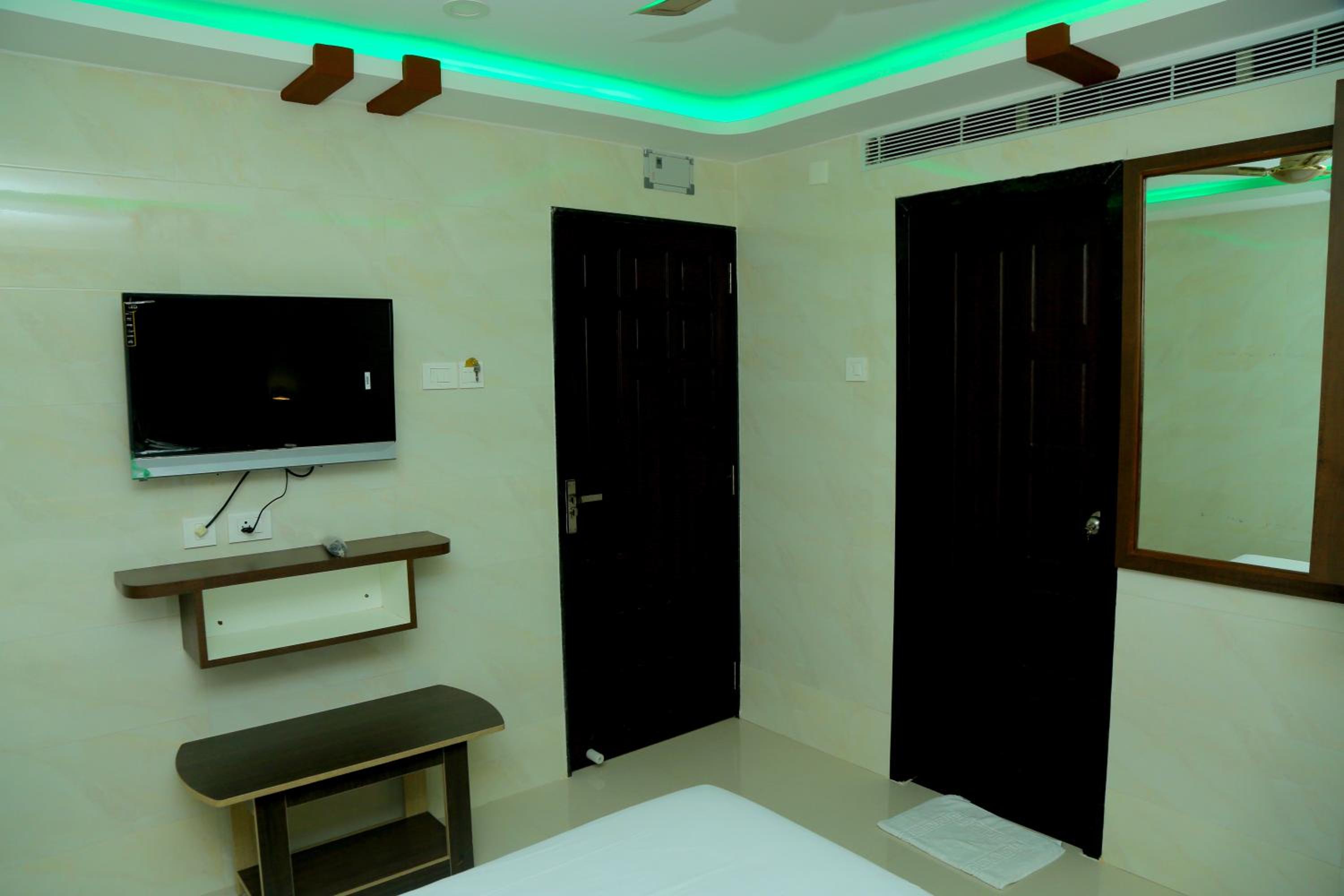 Superior Double Room (INR 100 discount on Sightseeing Tour + Free Linen Change Subject to Availability + Guaranteed Early Check-in/Late Check-out) photo 1