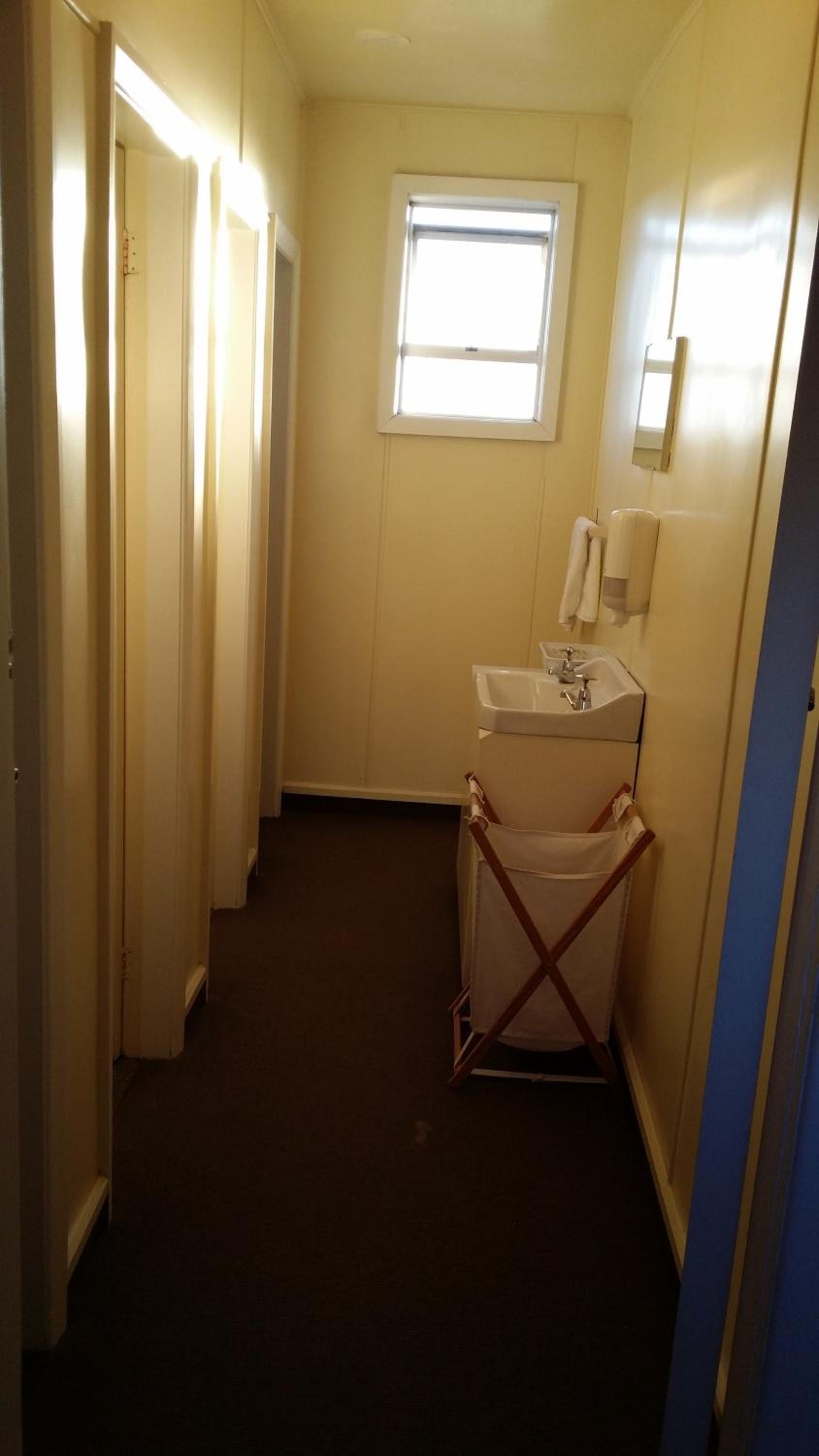 Budget Single Room with Shared Bathroom photo 3