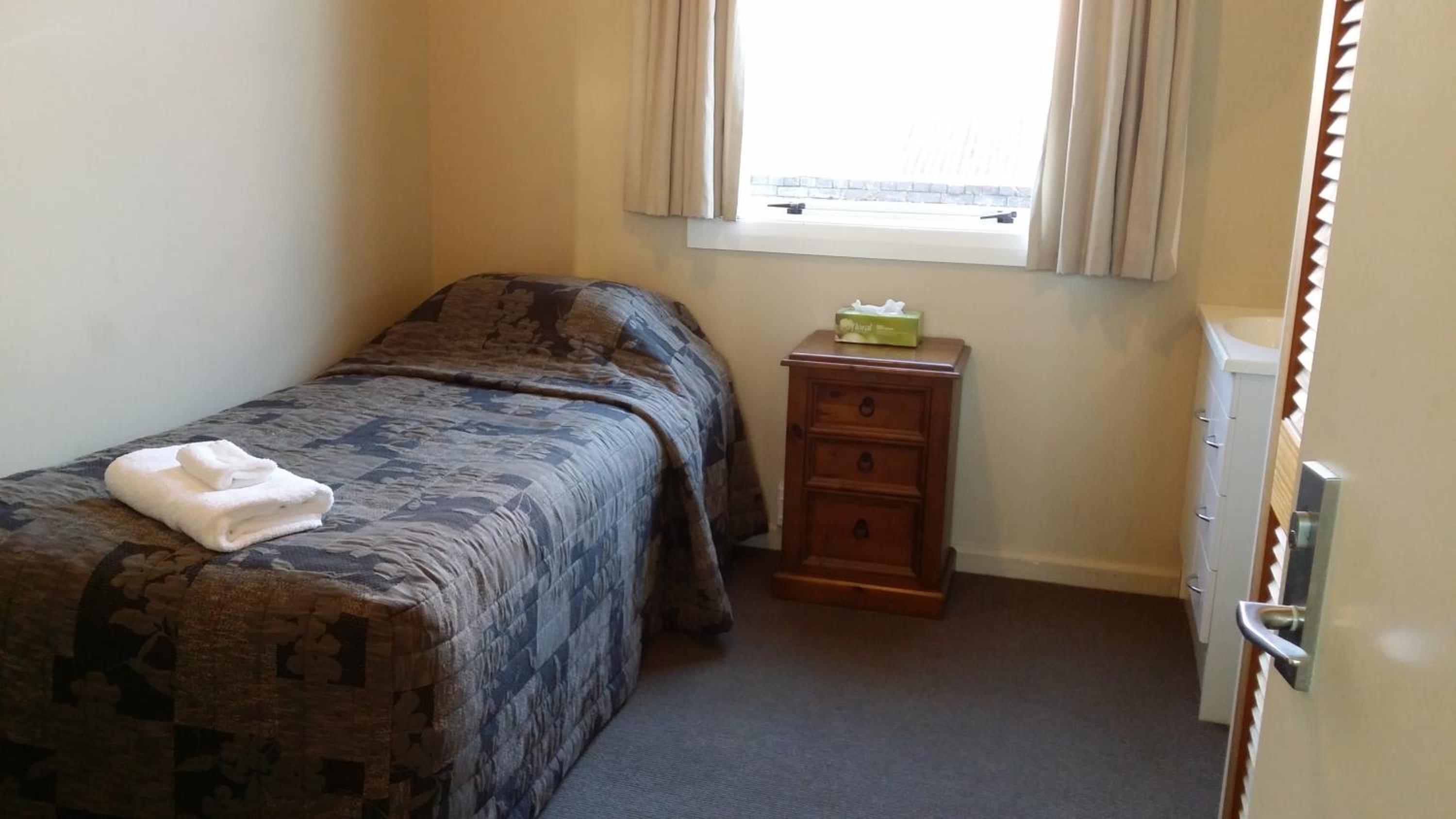 Budget Single Room with Shared Bathroom photo 1