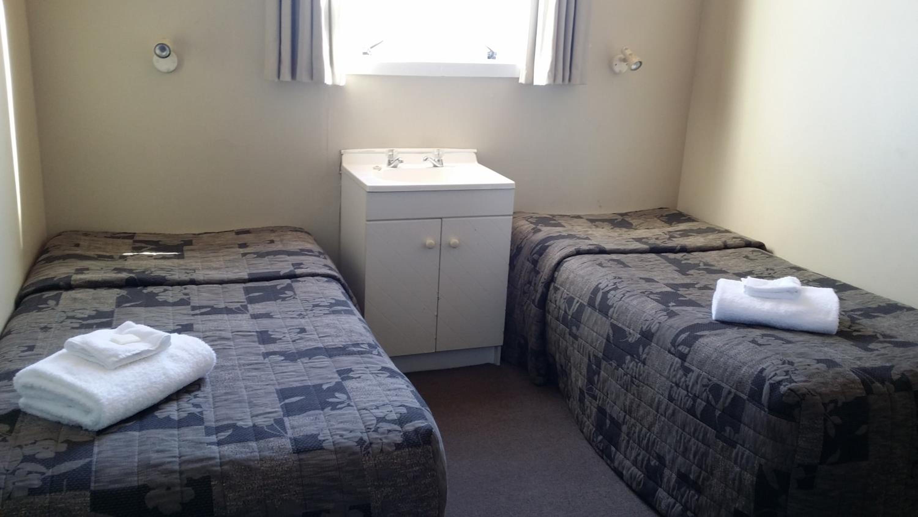 Budget Twin Room with Shared Bathroom photo 1